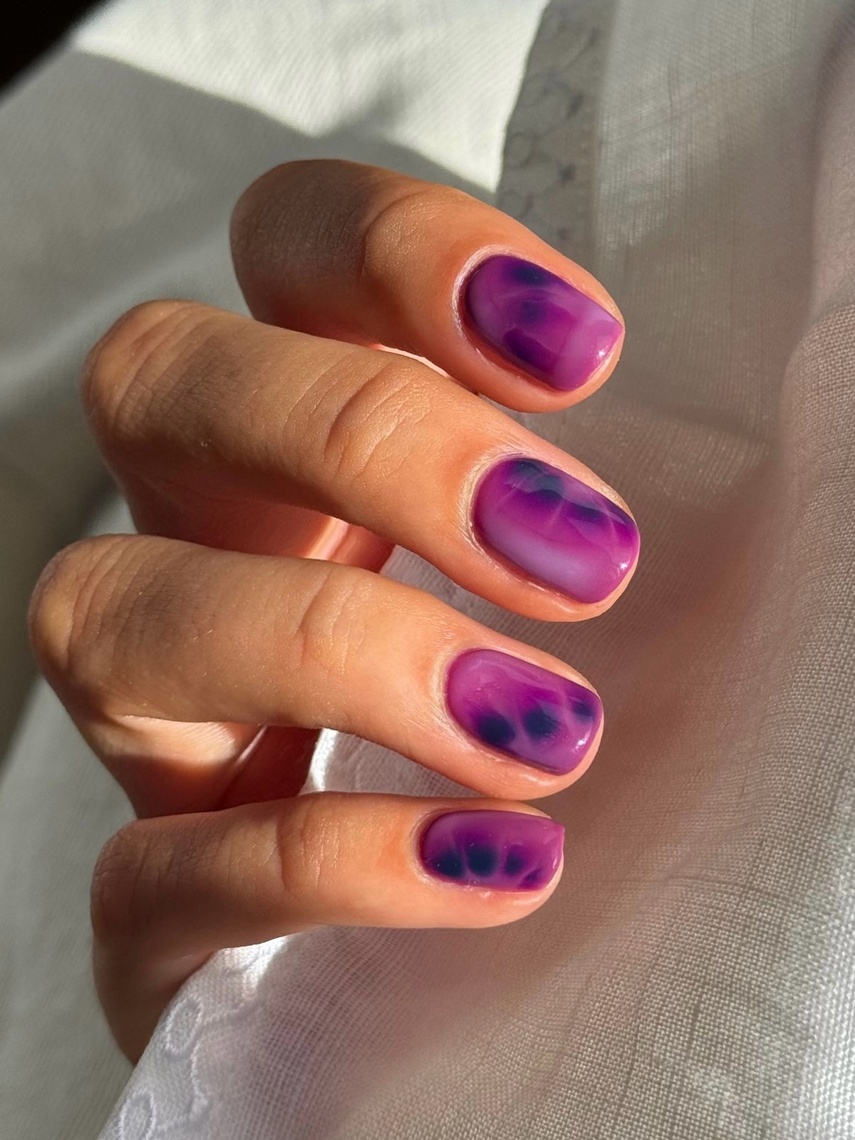 Весна 2026: почему короткий маникюр в моде