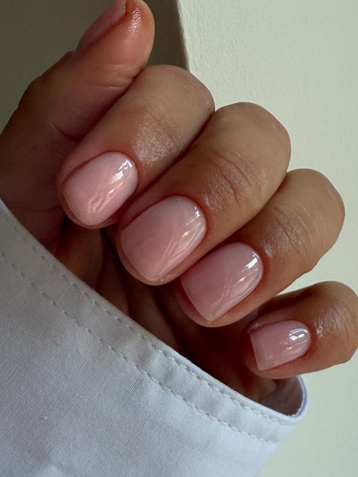 Маникюр, который выглядит уместно всегда: 8 оттенков весны