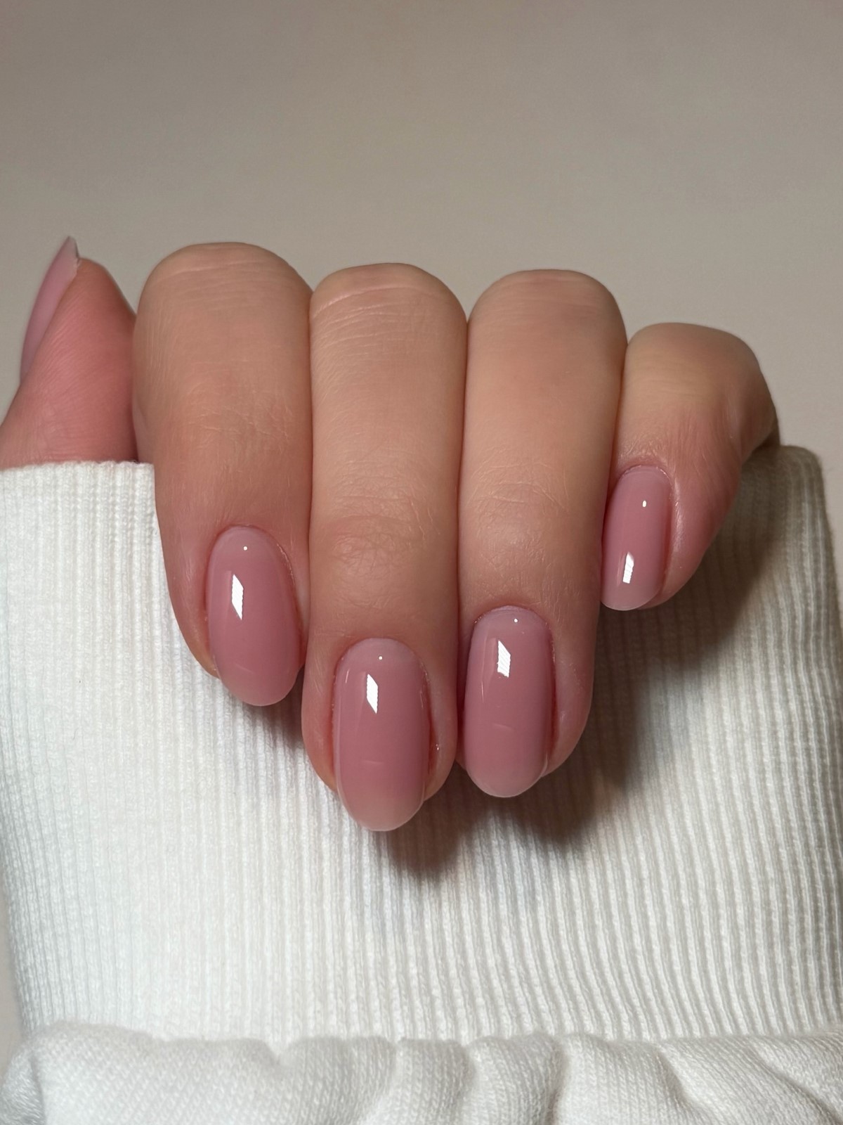 Мыльный маникюр весны 2026: эффект чистых ногтей в моде