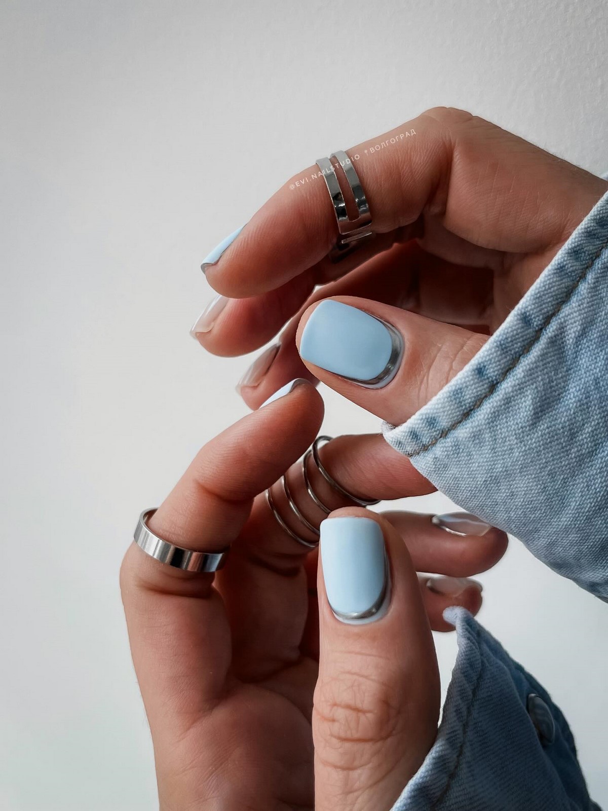 Приглушенный голубой маникюр вытесняет нюд этой весной