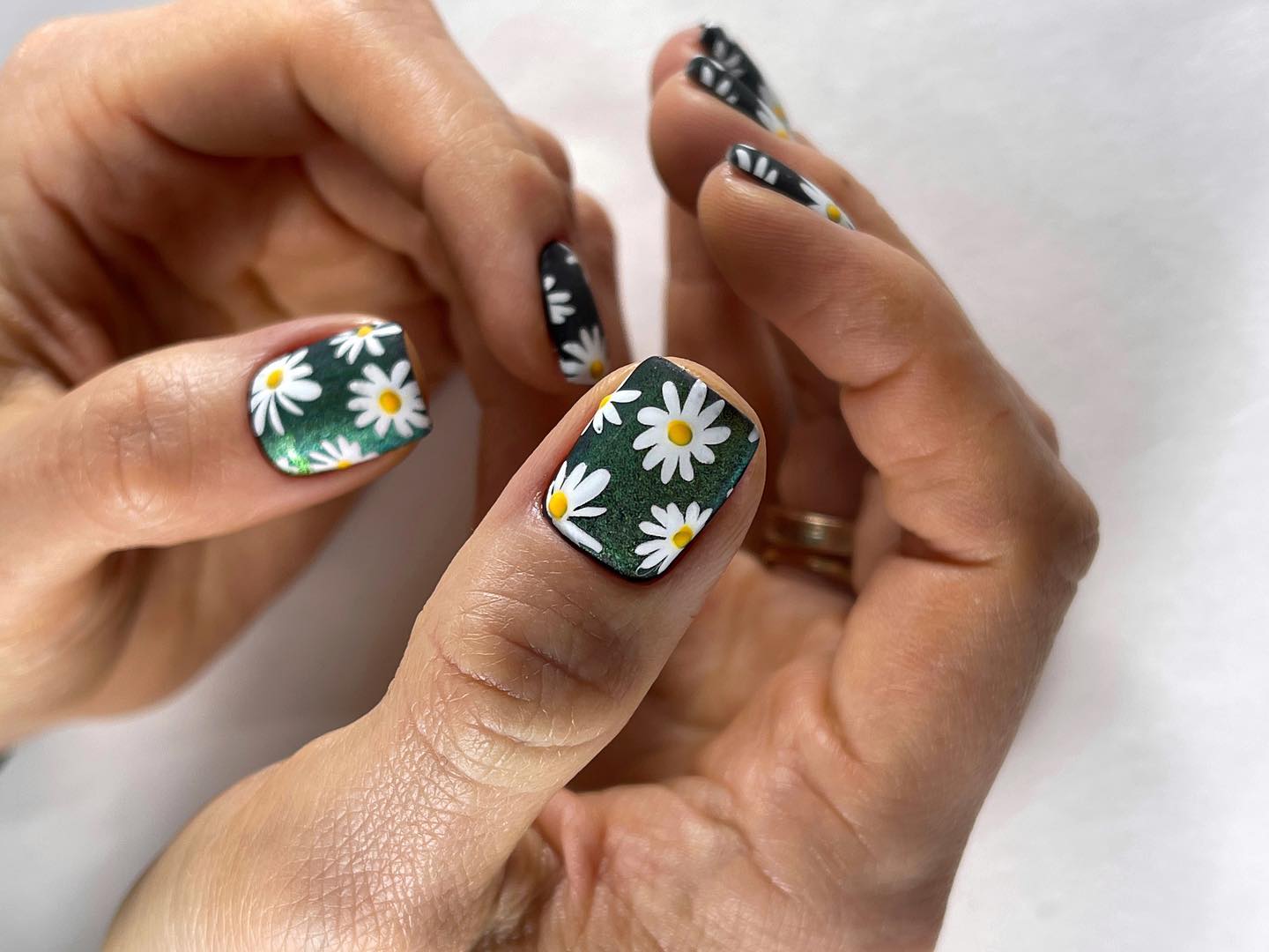 Цветочный маникюр возвращается: самые свежие идеи весны