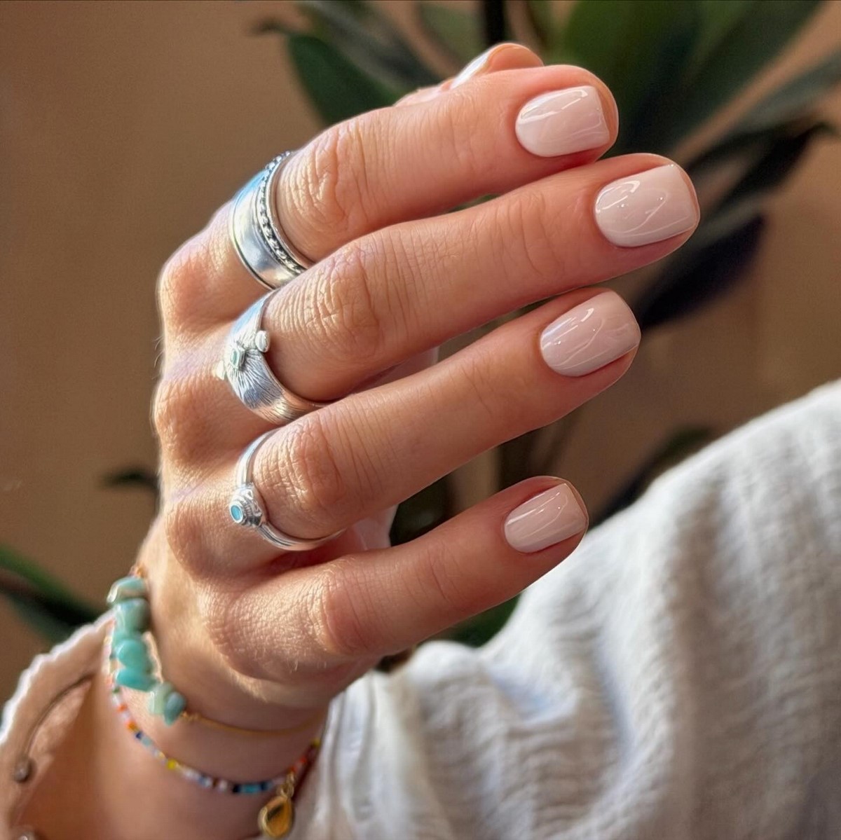 Белый маникюр 2026: три оттенка, которые покорят весну