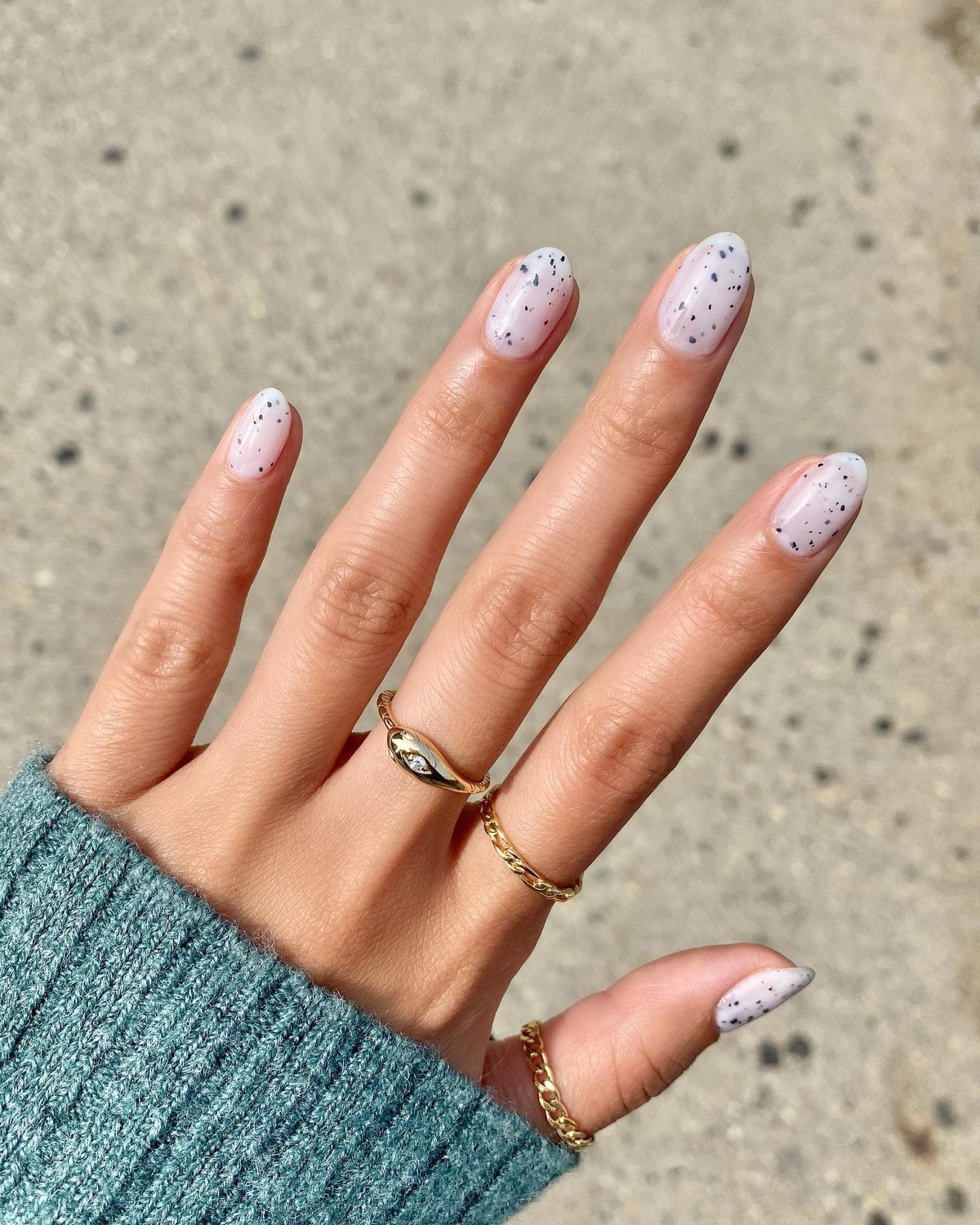 Далматинский маникюр весны 2026: черно-белый тренд в моде