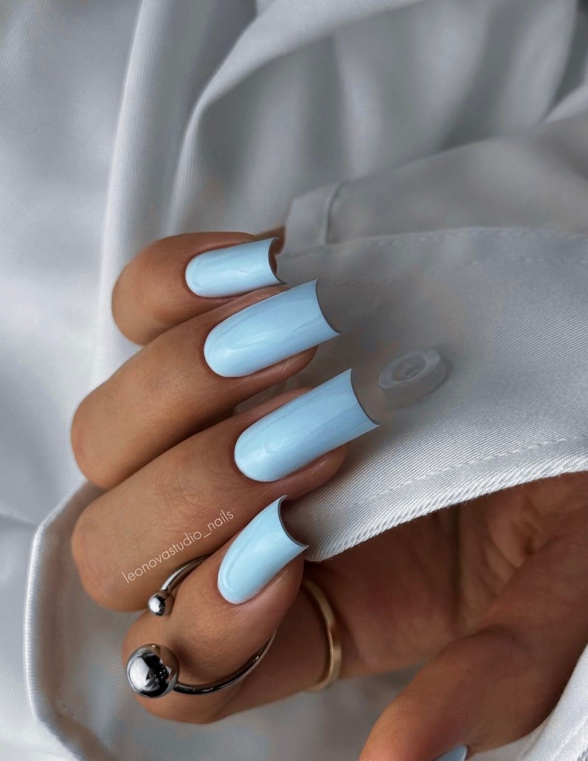 Квадратный маникюр весны 2026: форма снова в центре внимания