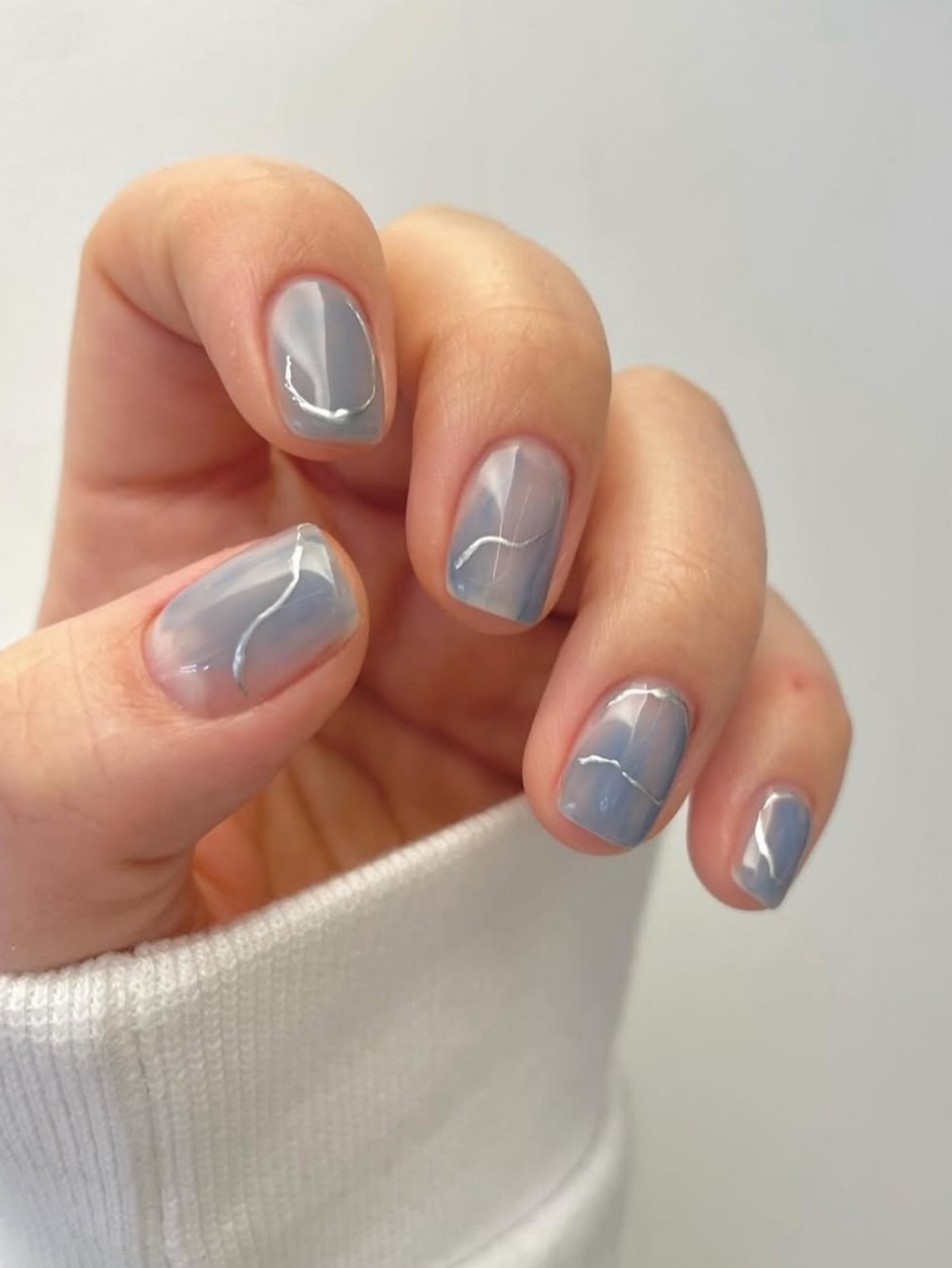 Приглушенный голубой маникюр вытесняет нюд этой весной