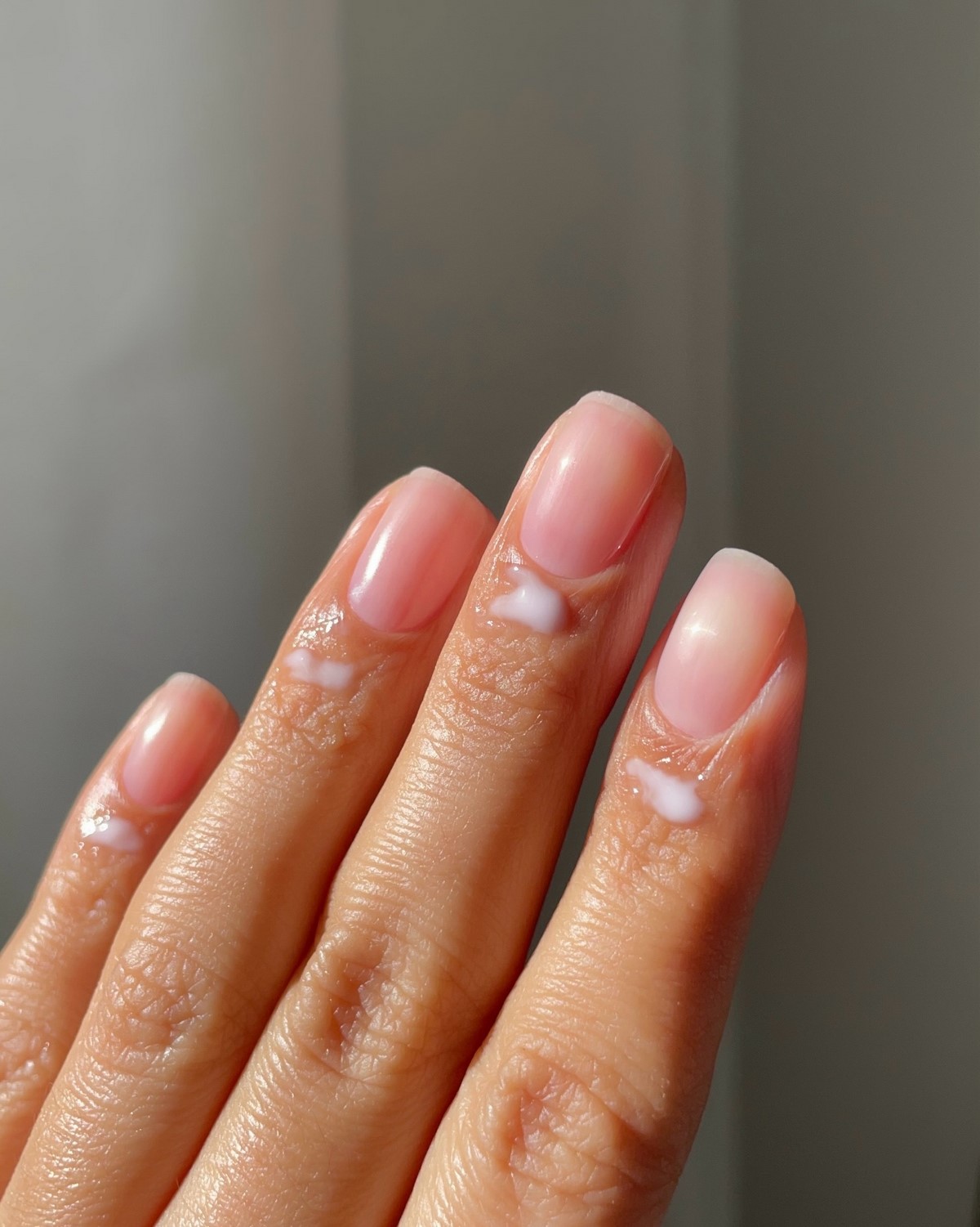 Прозрачный маникюр становится главным трендом весны 2026