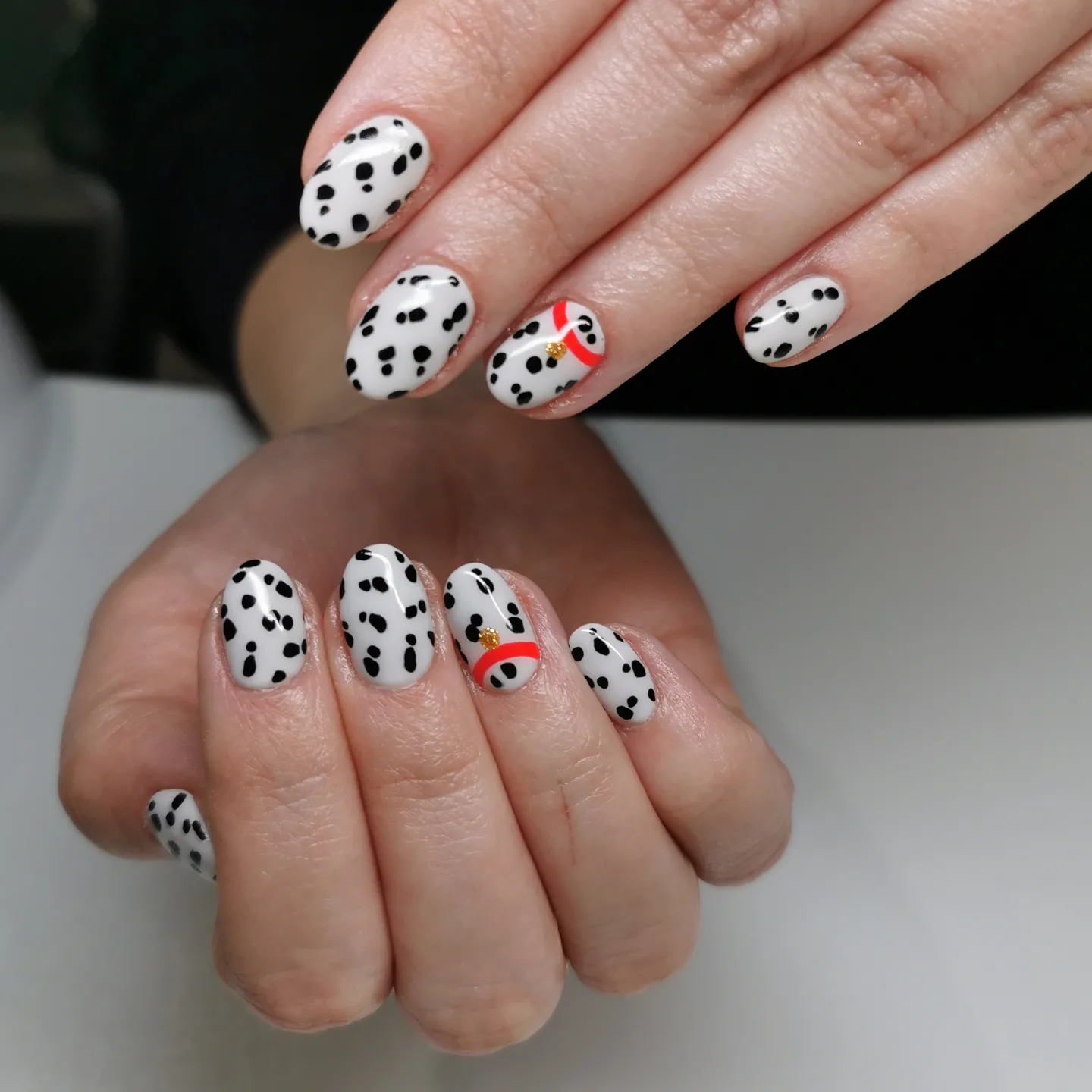 Далматинский маникюр весны 2026: черно-белый тренд в моде