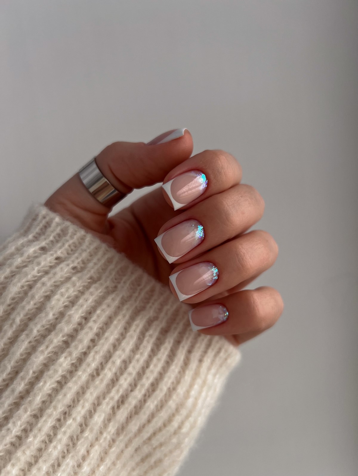 Французский маникюр весной 2026: новый взгляд на классику