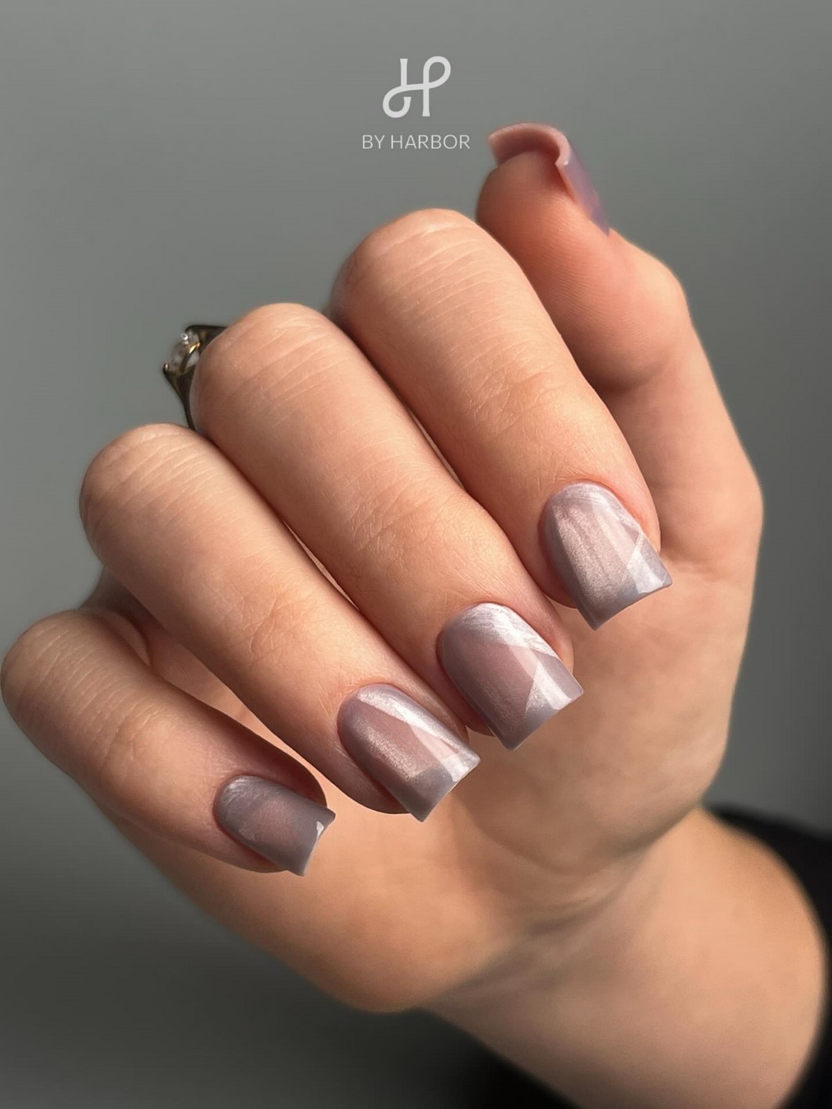 Квадратный маникюр весны 2026: форма снова в центре внимания