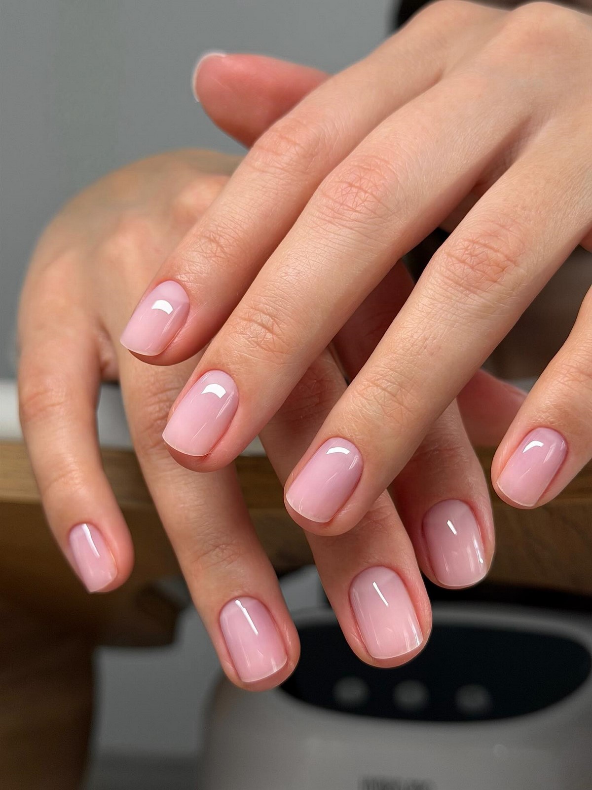 Мыльный маникюр весны 2026: эффект чистых ногтей в моде