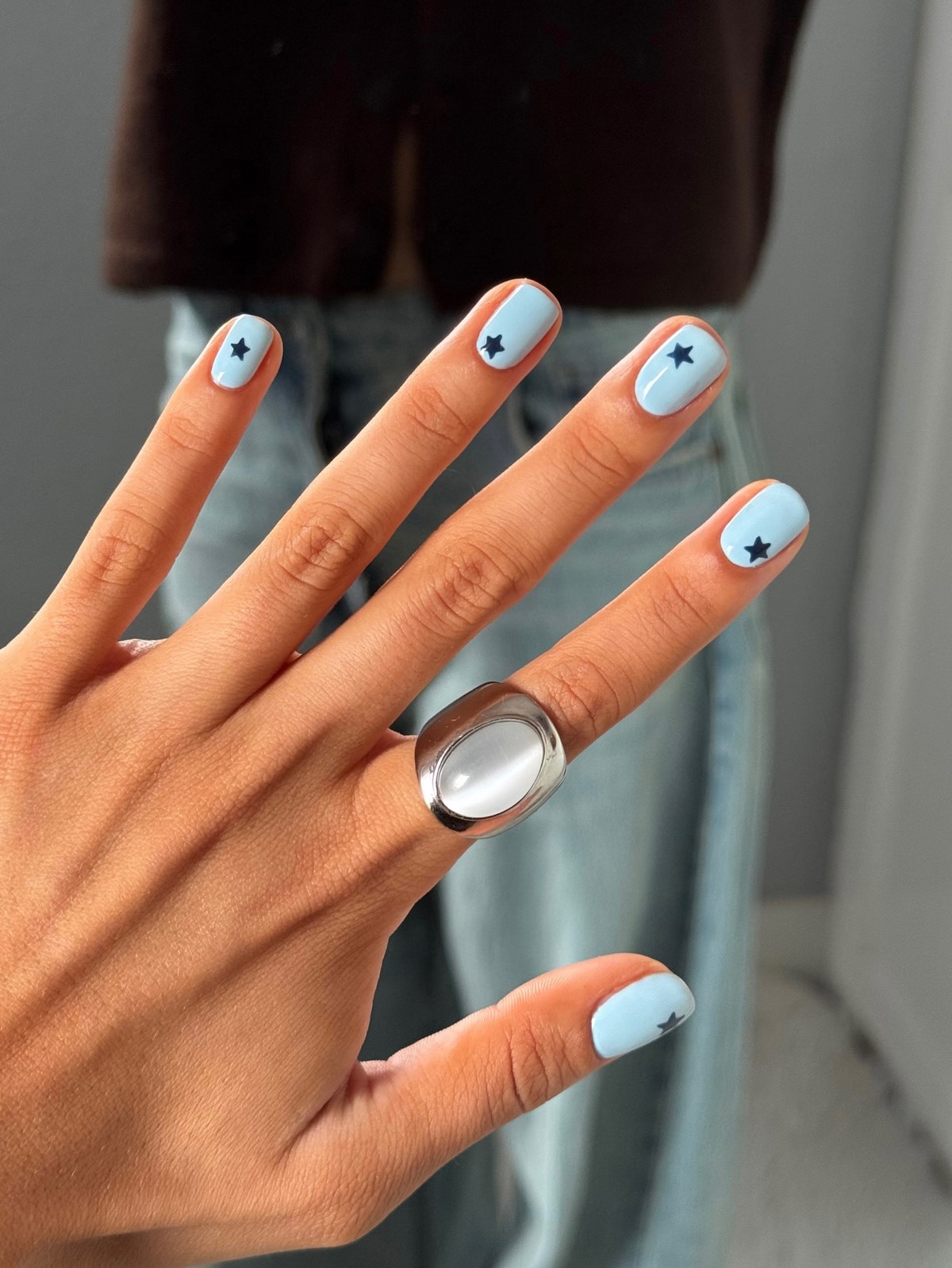 Приглушенный голубой маникюр вытесняет нюд этой весной