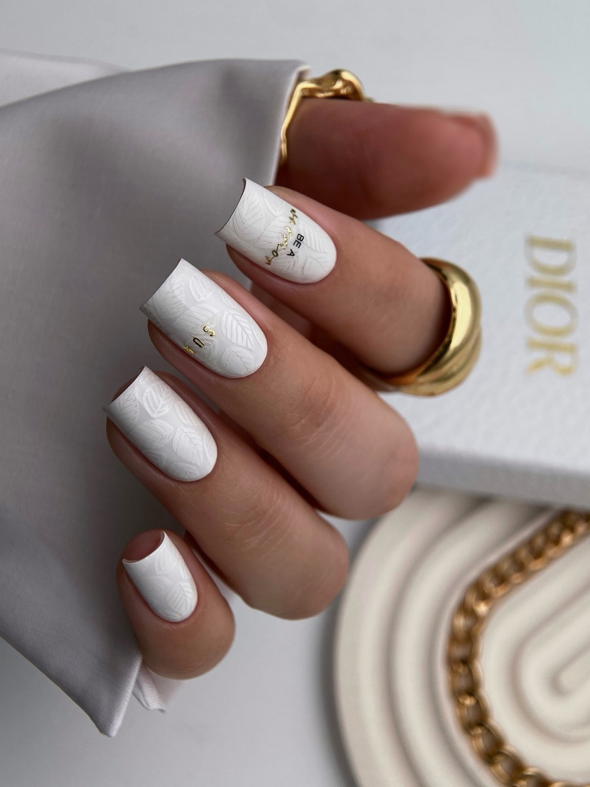 Белый маникюр 2026: три оттенка, которые покорят весну