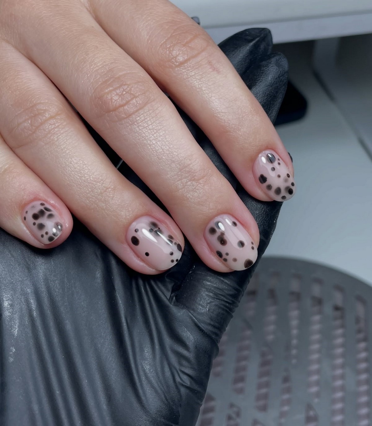 Далматинский маникюр весны 2026: черно-белый тренд в моде