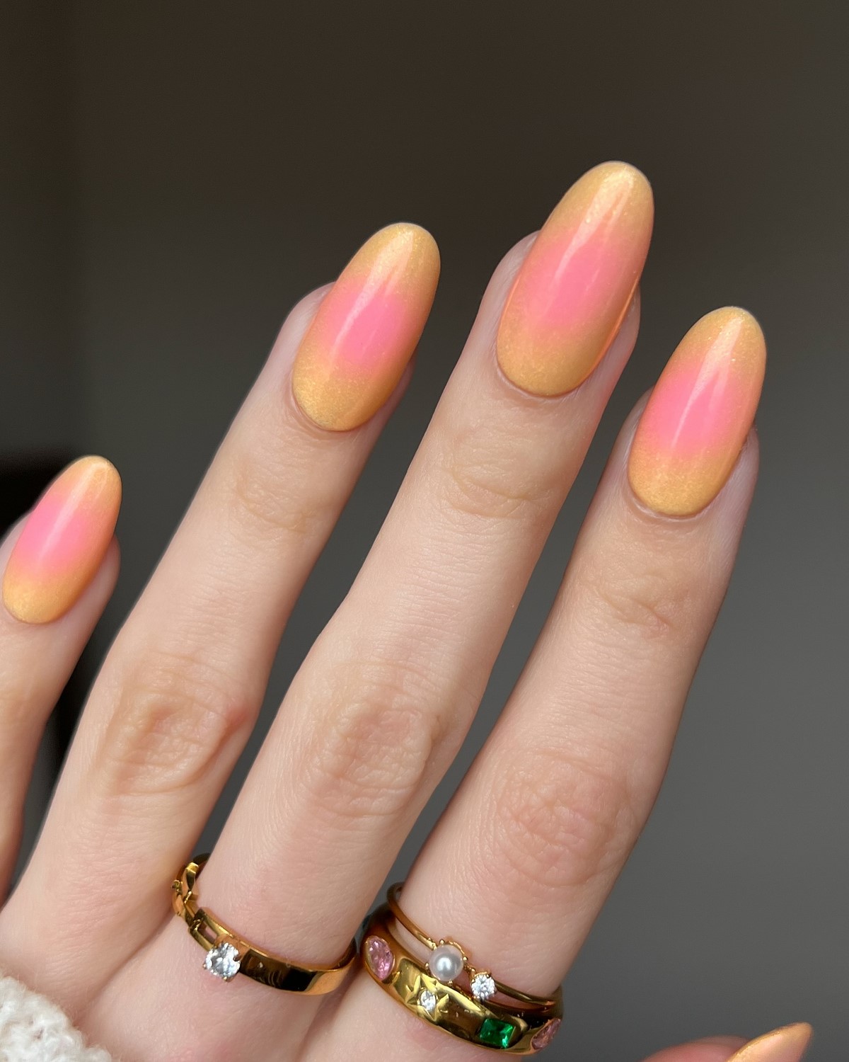 Двухцветный маникюр весны 2026: трендовые дуэты оттенков