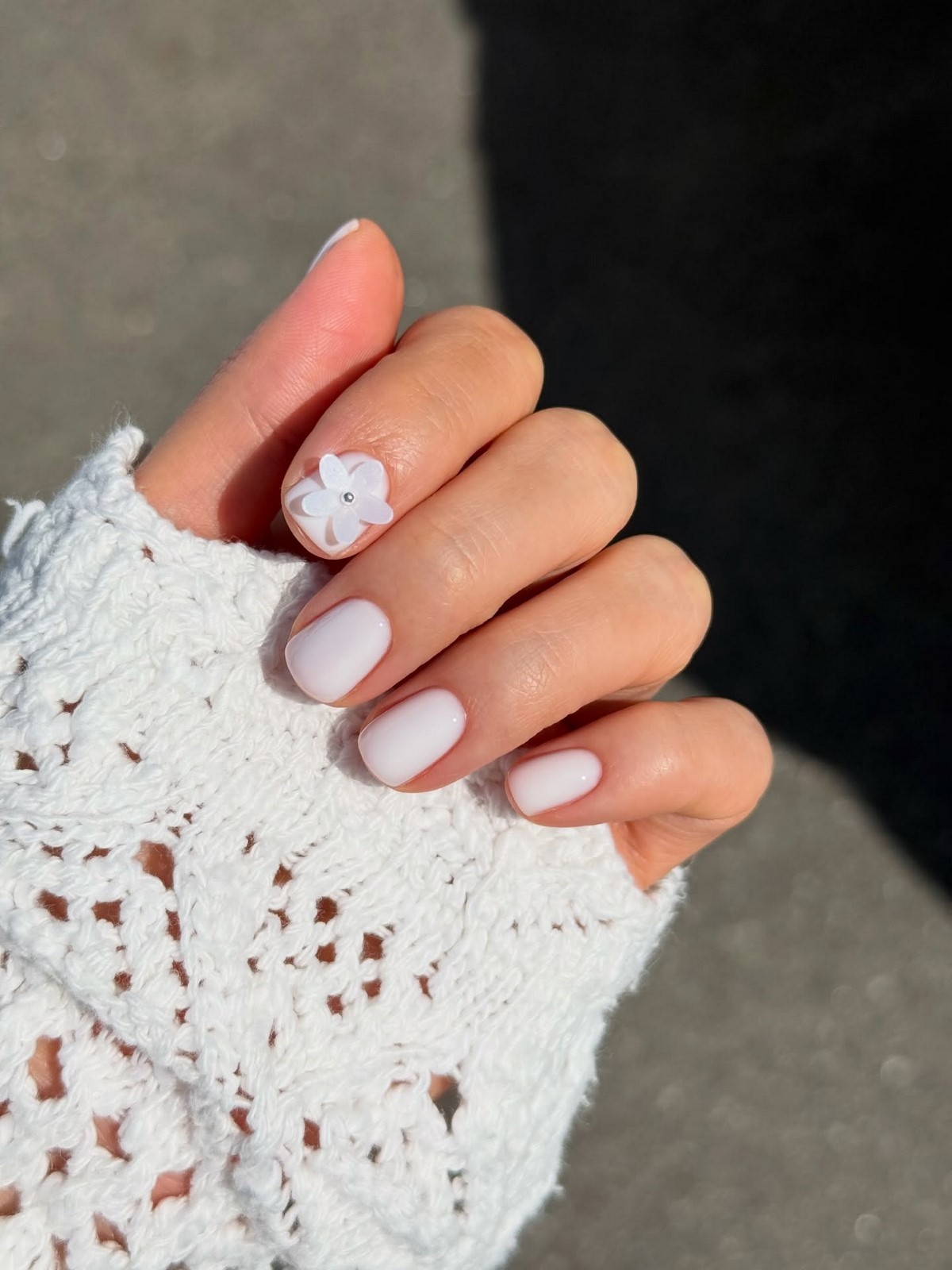 Весна 2026: почему короткий маникюр в моде