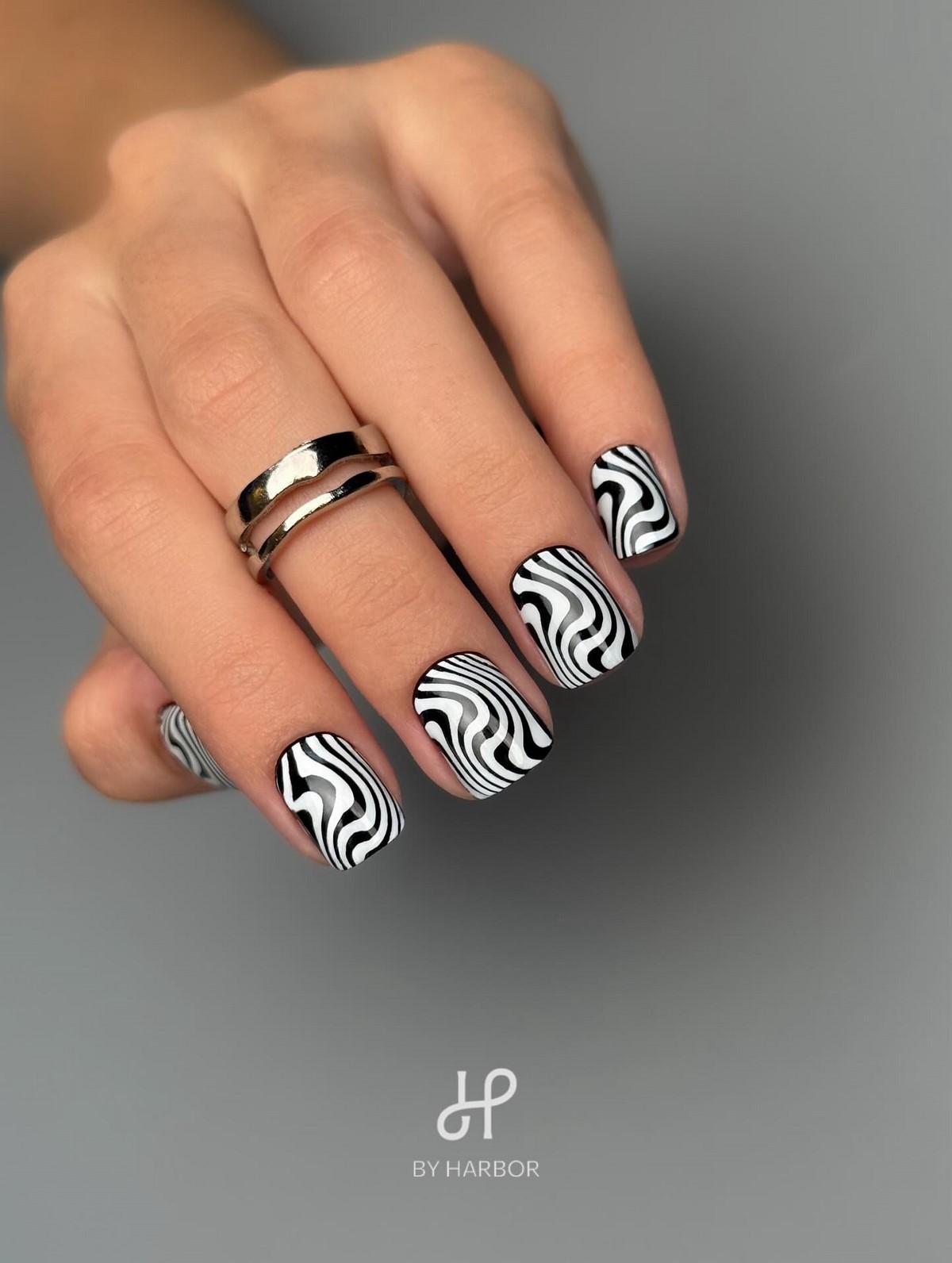 Квадратный маникюр весны 2026: форма снова в центре внимания