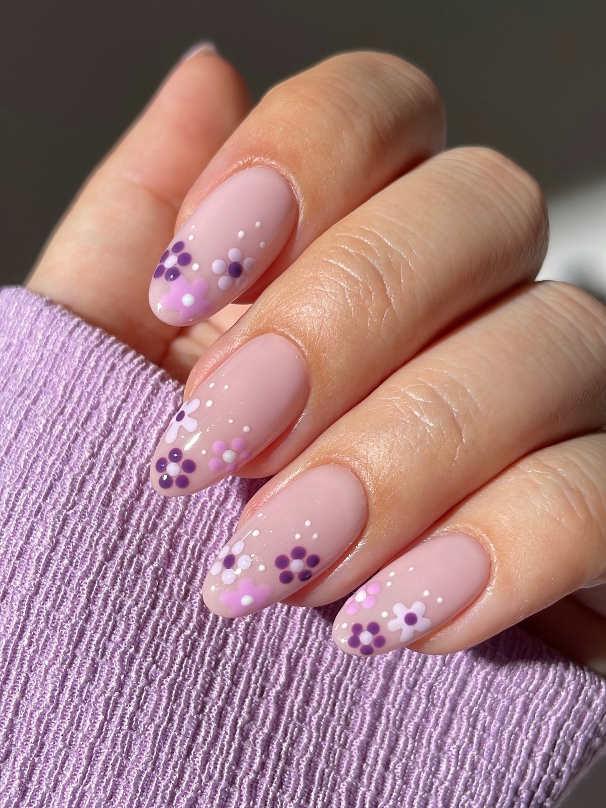 Лавандовый маникюр: оттенок, который заменяет нюд этой весной