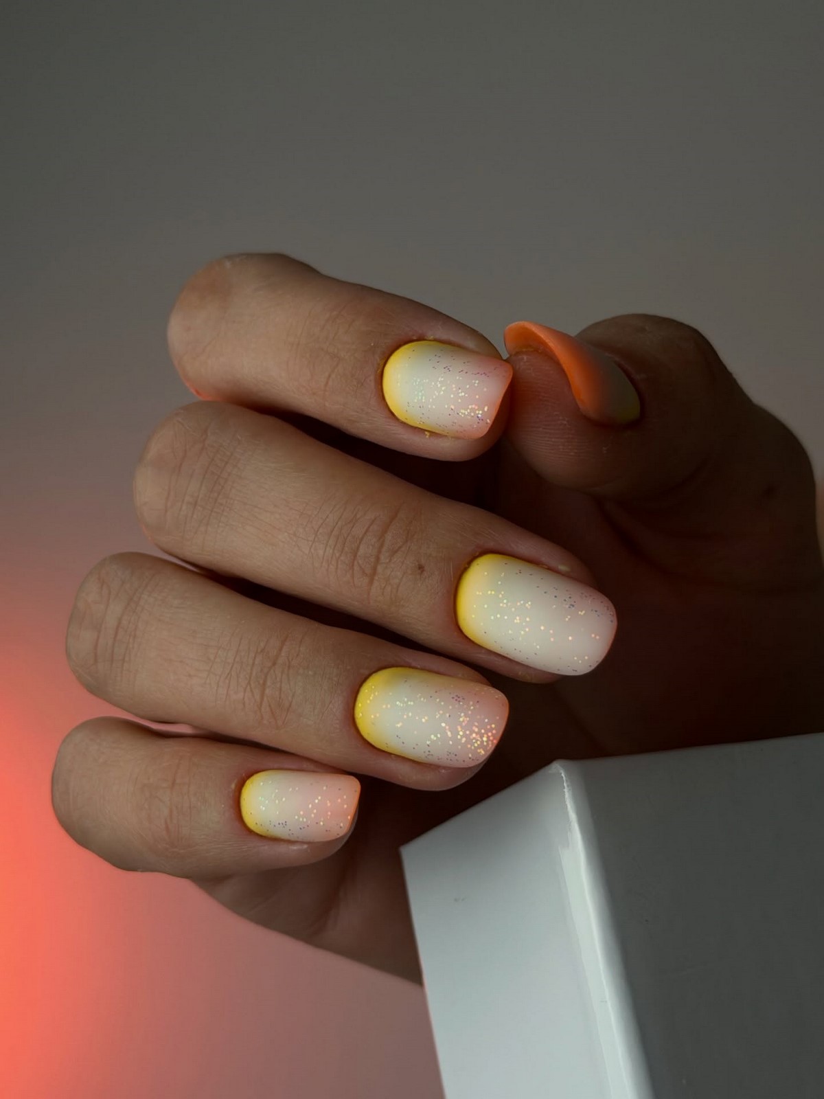 Персик вместо нюда: маникюр, который правит весной 2026