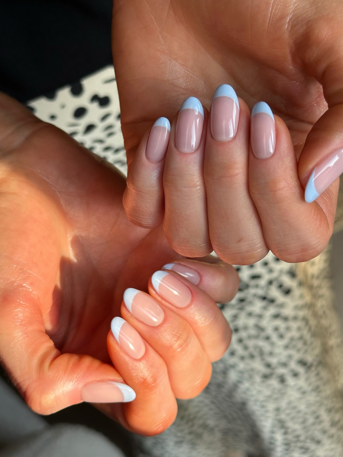 Приглушенный голубой маникюр вытесняет нюд этой весной