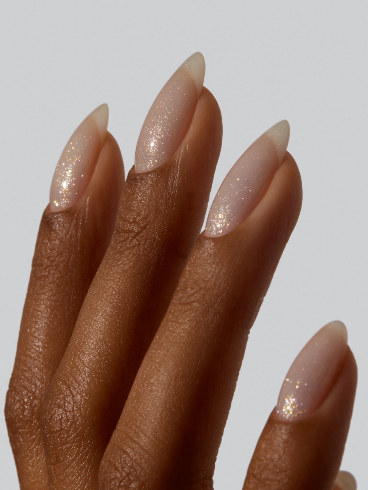 Прозрачный маникюр становится главным трендом весны 2026