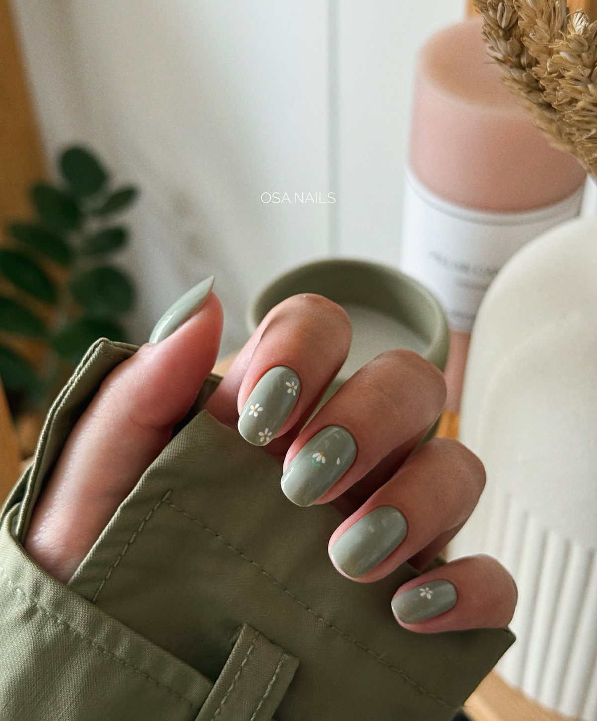 Зеленый маникюр весны 2026: оттенок, который освежает руки