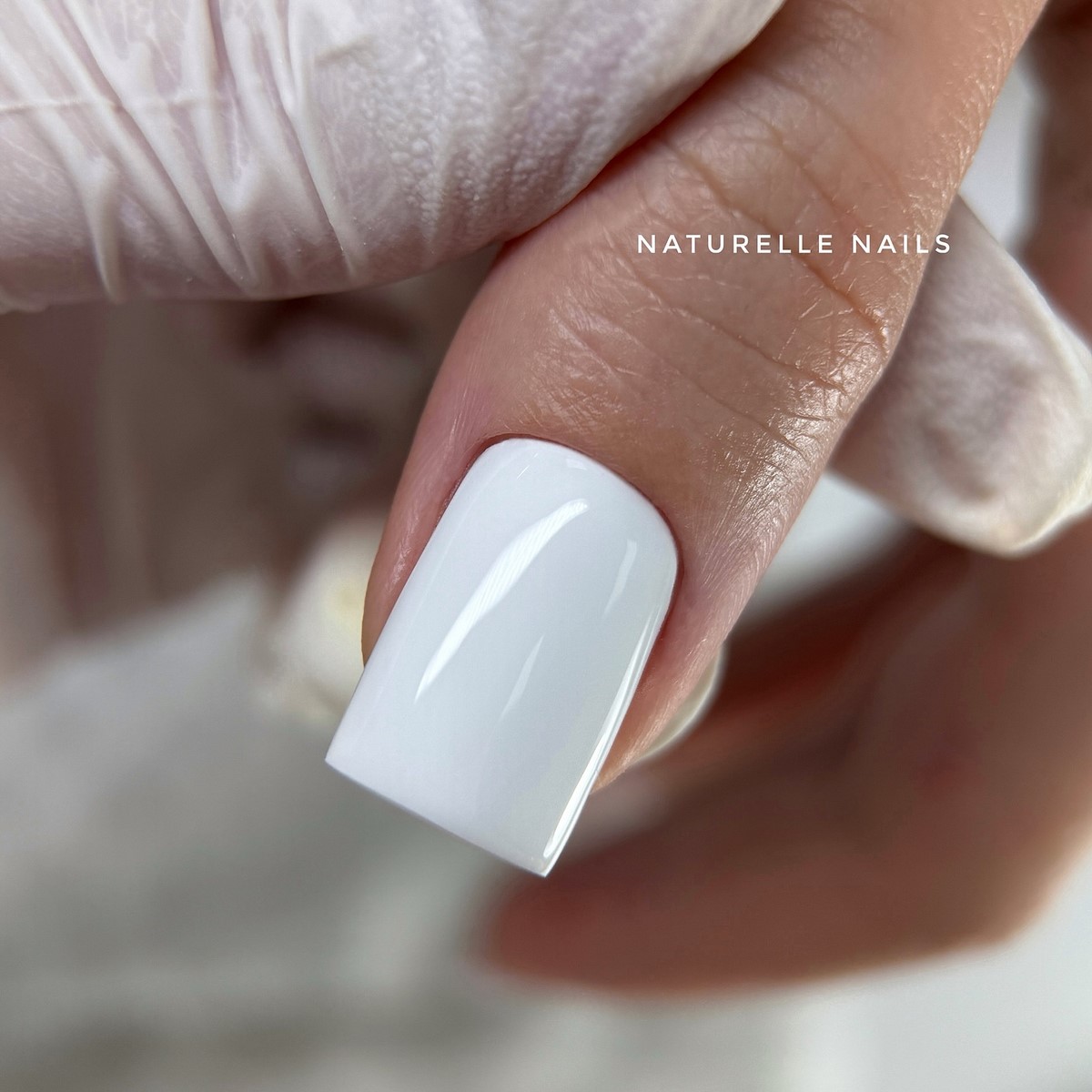 Белый маникюр 2026: три оттенка, которые покорят весну