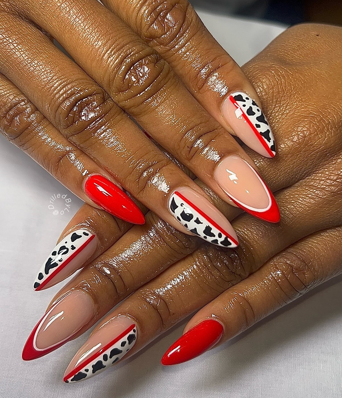 Далматинский маникюр весны 2026: черно-белый тренд в моде