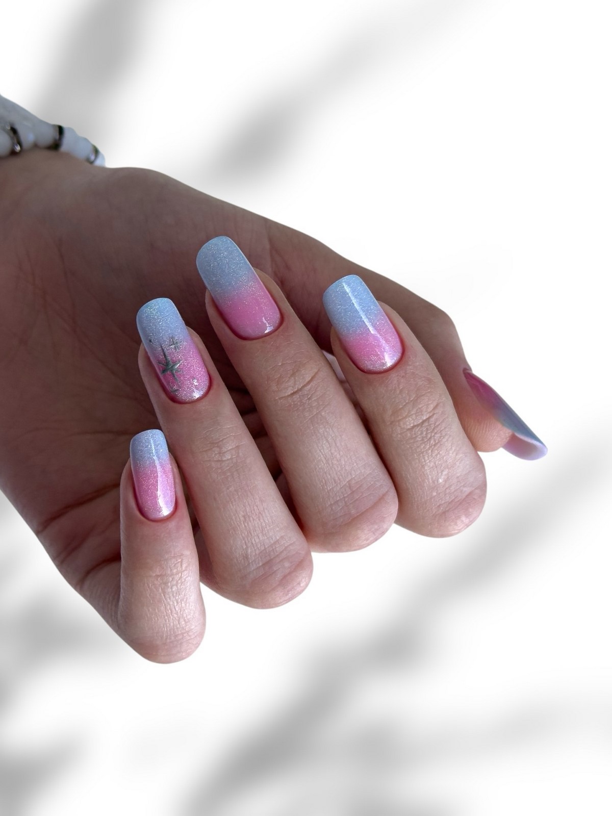 Двухцветный маникюр весны 2026: трендовые дуэты оттенков