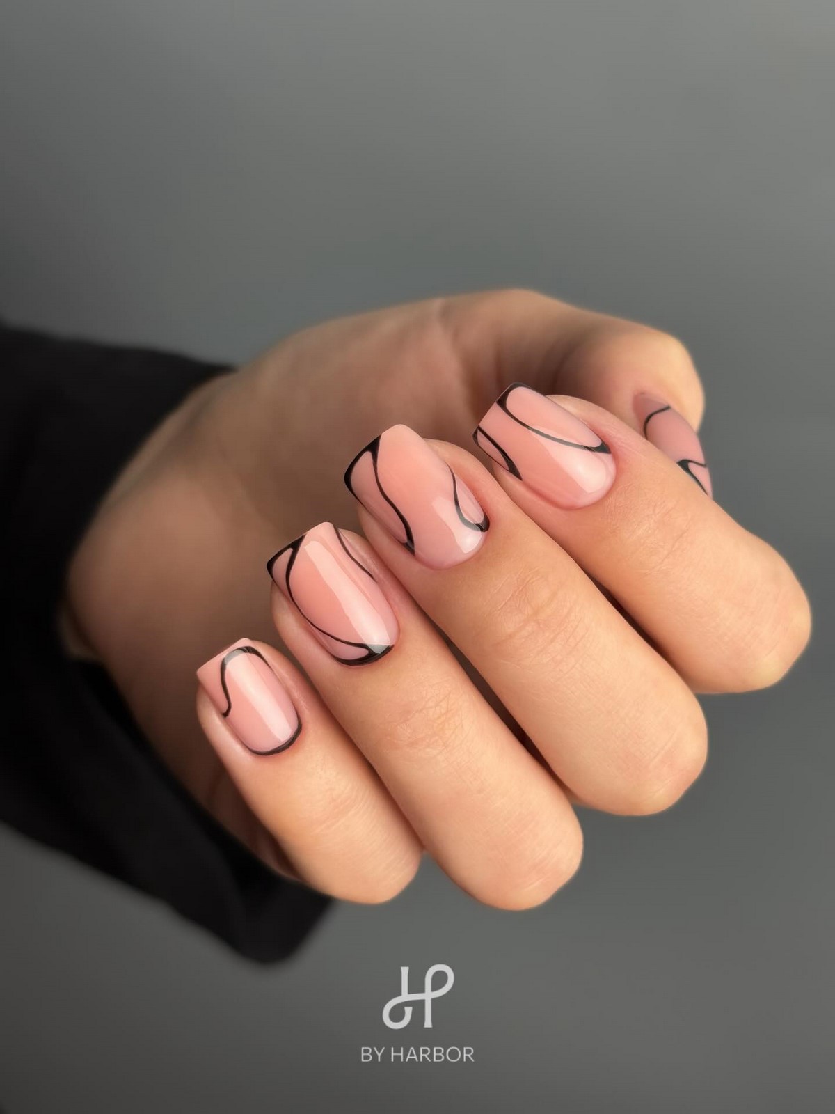 Квадратный маникюр весны 2026: форма снова в центре внимания