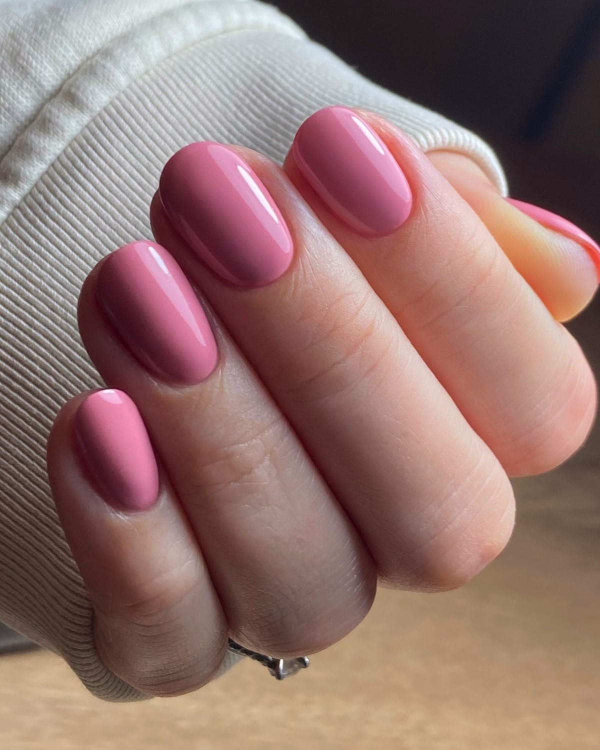 Маникюр, который выглядит уместно всегда: 8 оттенков весны