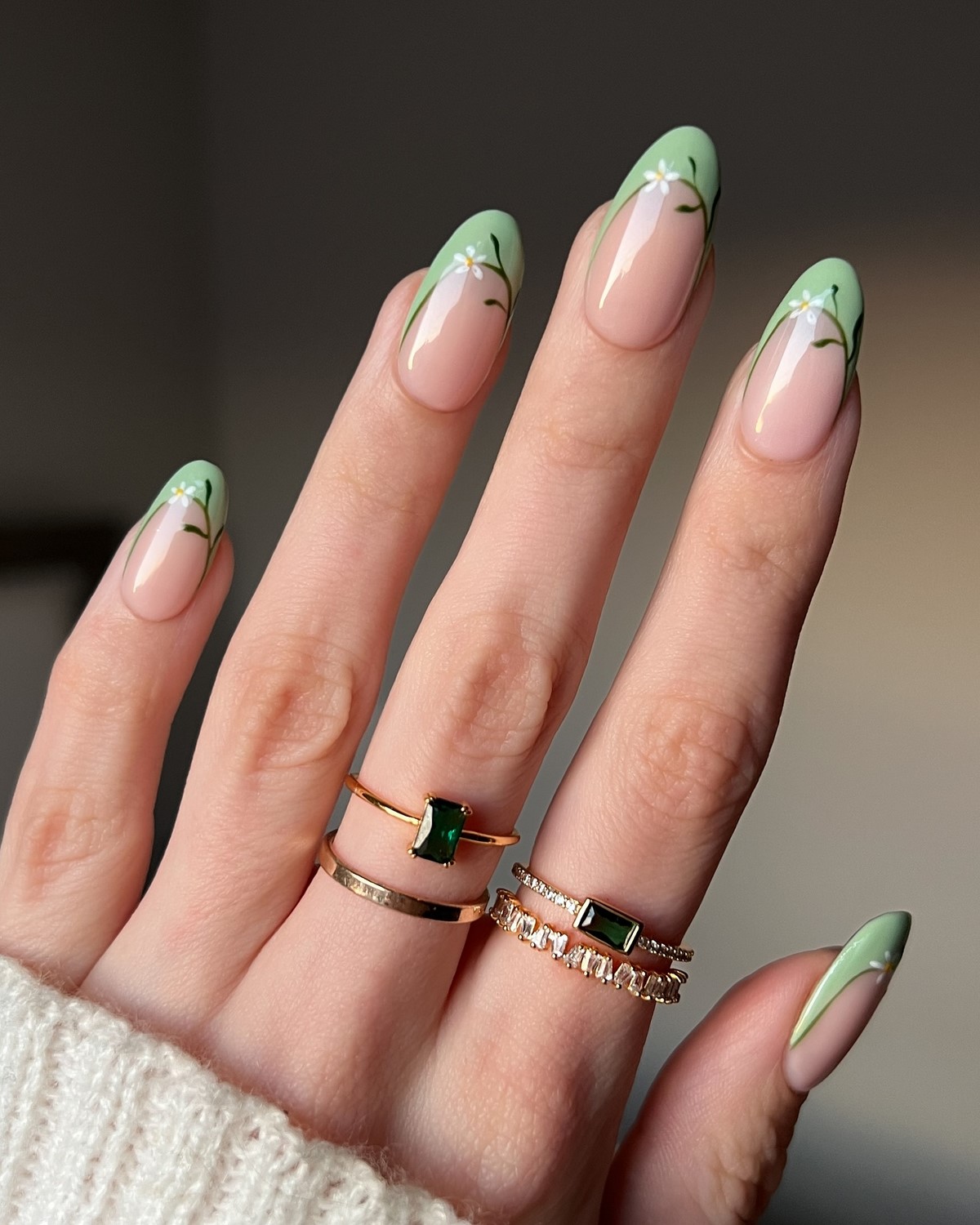 Маникюр на апрель 2026: 12 идей уже в тренде