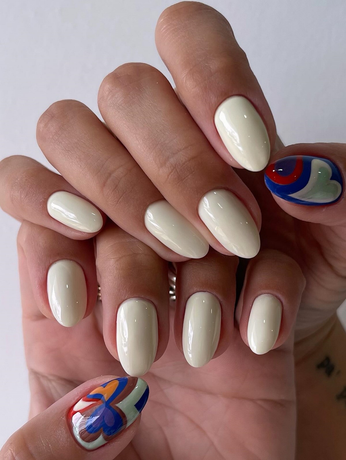 Забудьте про нюд: маникюр весны 2026, который доминирует