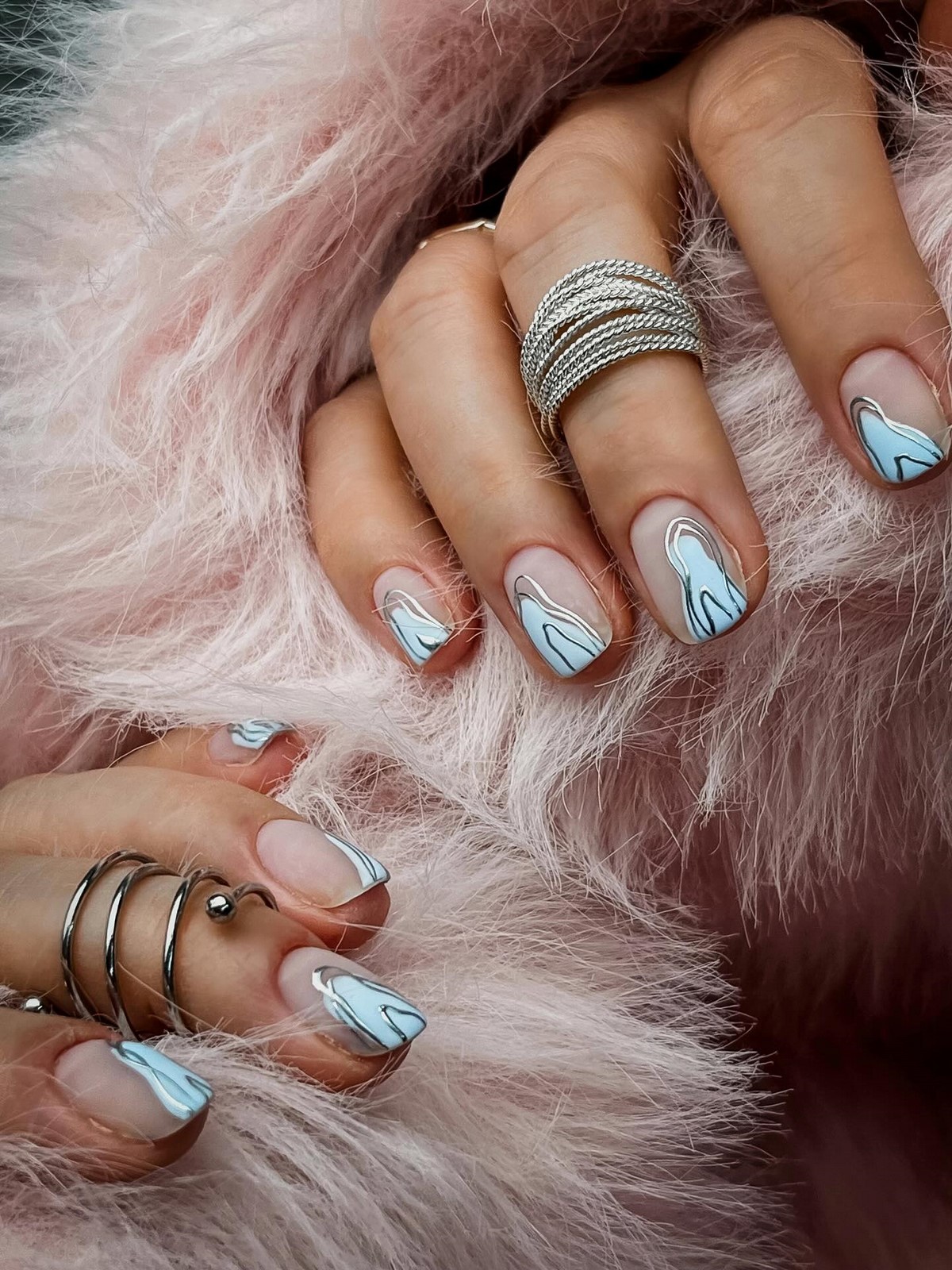 Приглушенный голубой маникюр вытесняет нюд этой весной