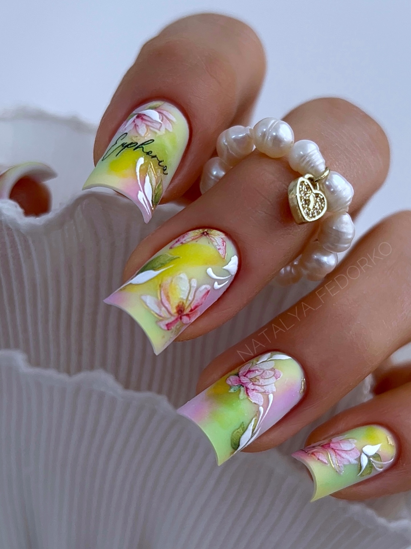 Цветочный маникюр возвращается: самые свежие идеи весны