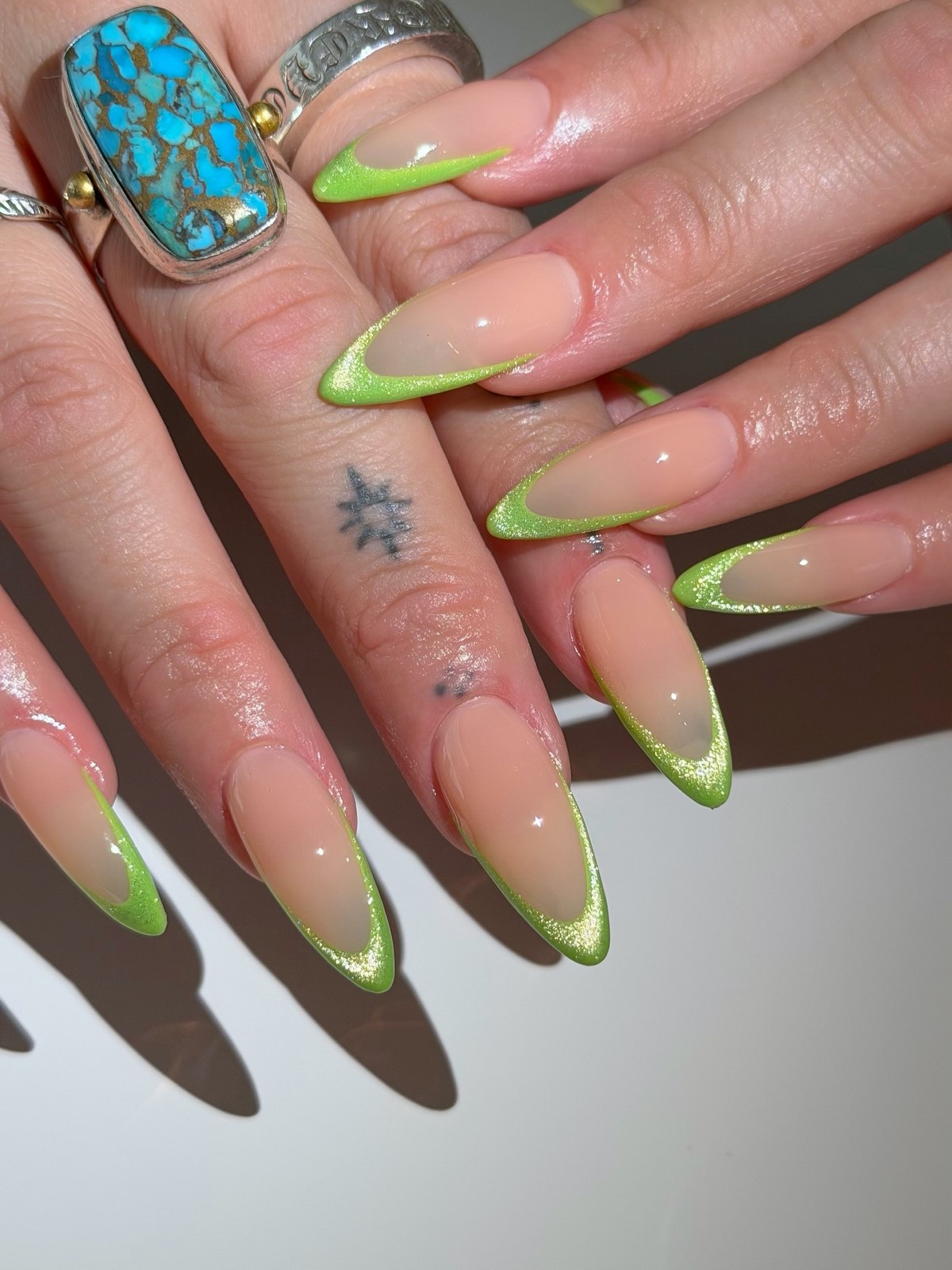 Зеленый маникюр весны 2026: оттенок, который освежает руки
