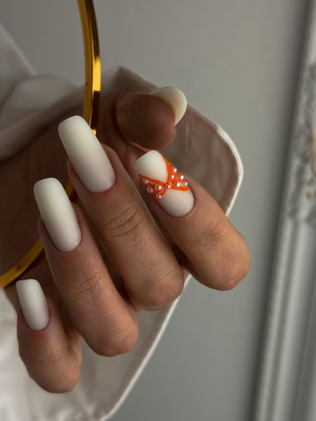 Белый маникюр 2026: три оттенка, которые покорят весну