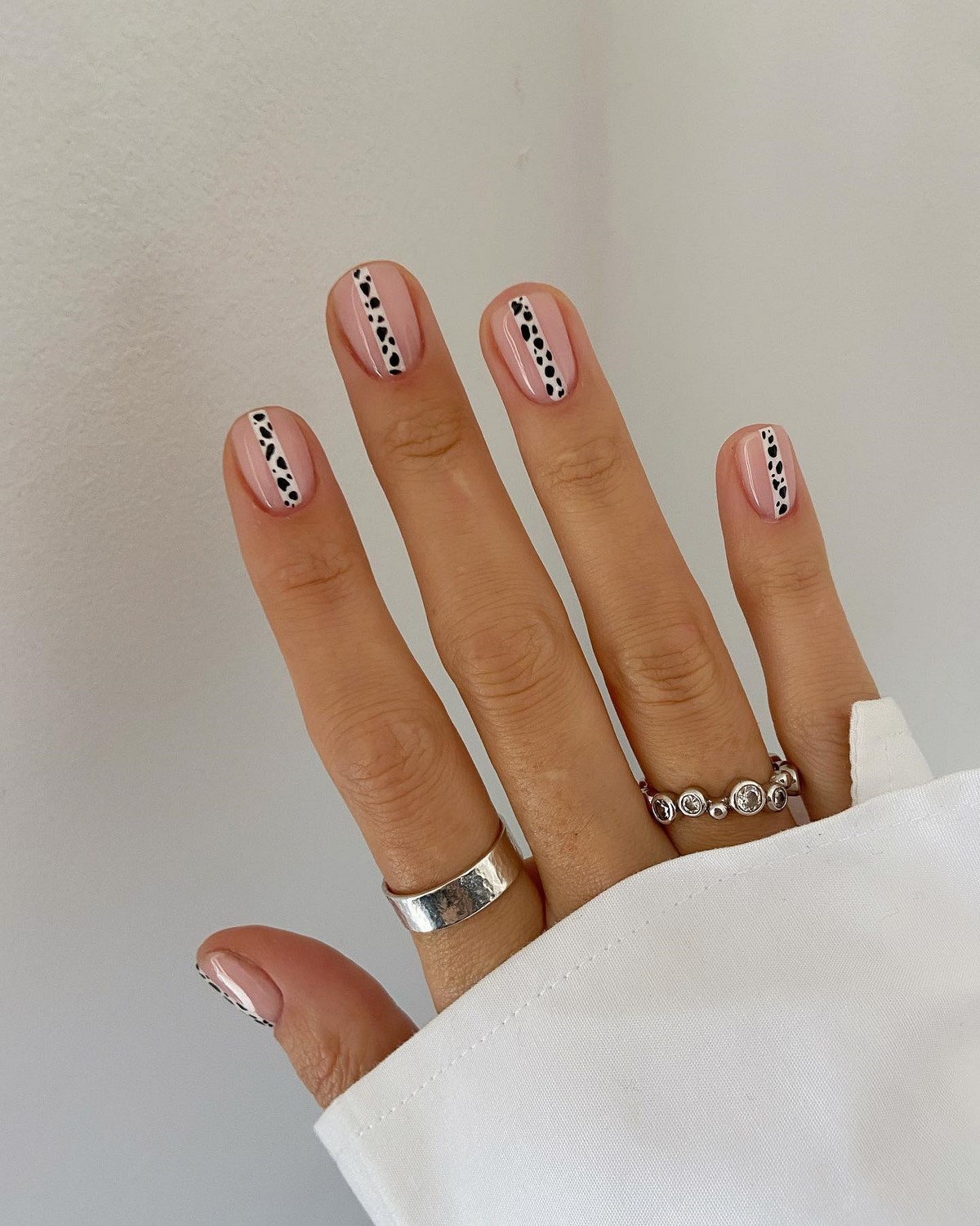 Далматинский маникюр весны 2026: черно-белый тренд в моде