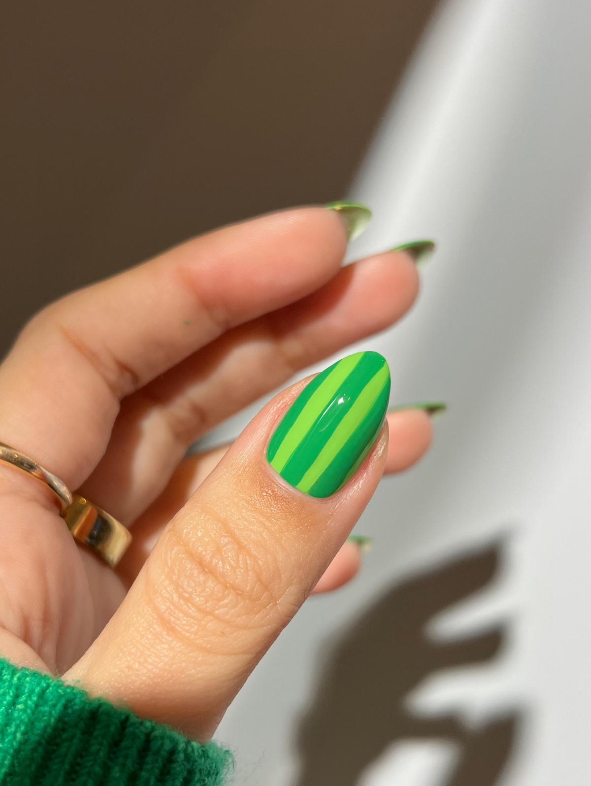 Двухцветный маникюр весны 2026: трендовые дуэты оттенков