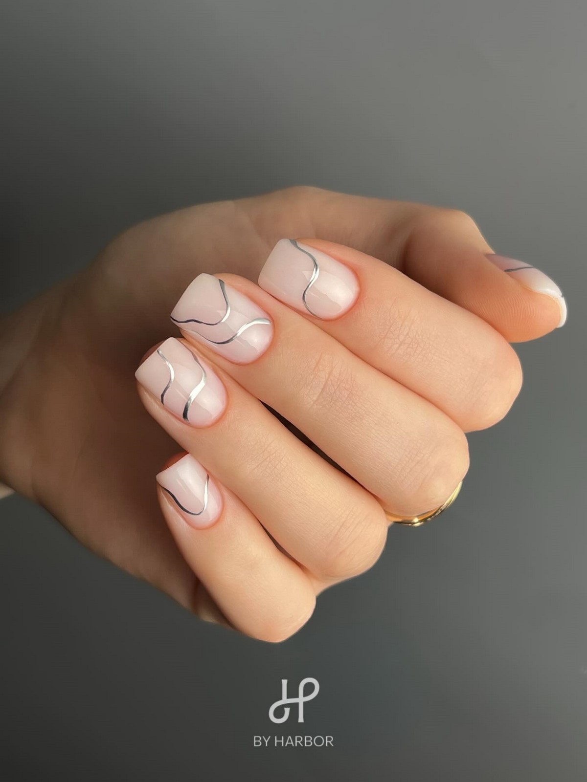 Квадратный маникюр весны 2026: форма снова в центре внимания