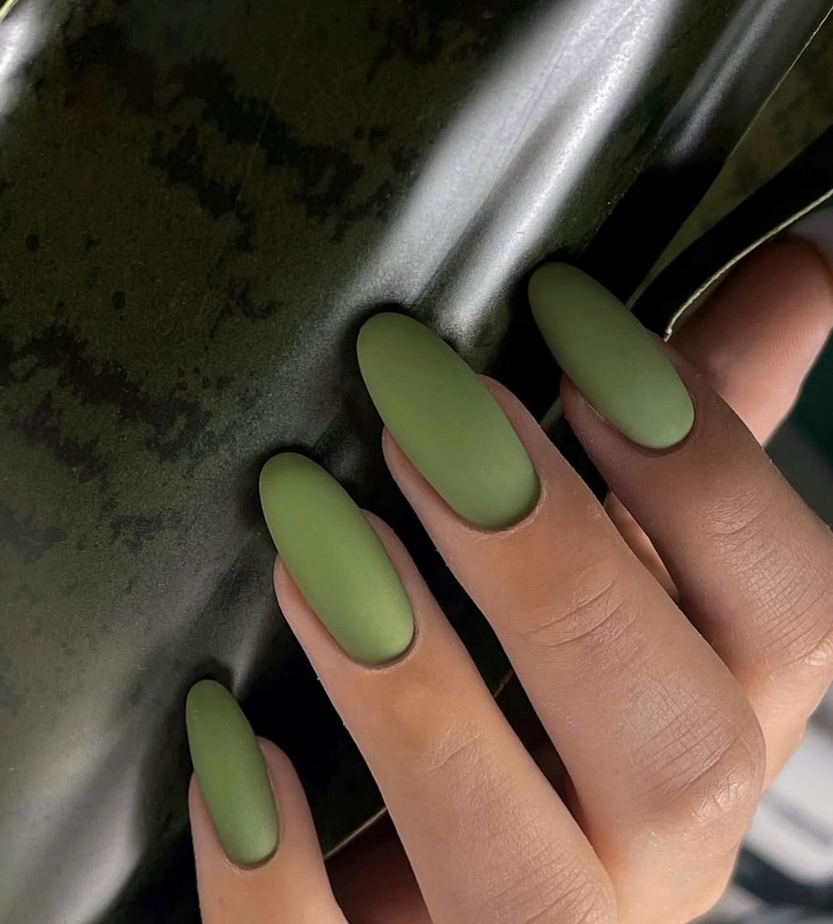 Маникюр, который выглядит уместно всегда: 8 оттенков весны