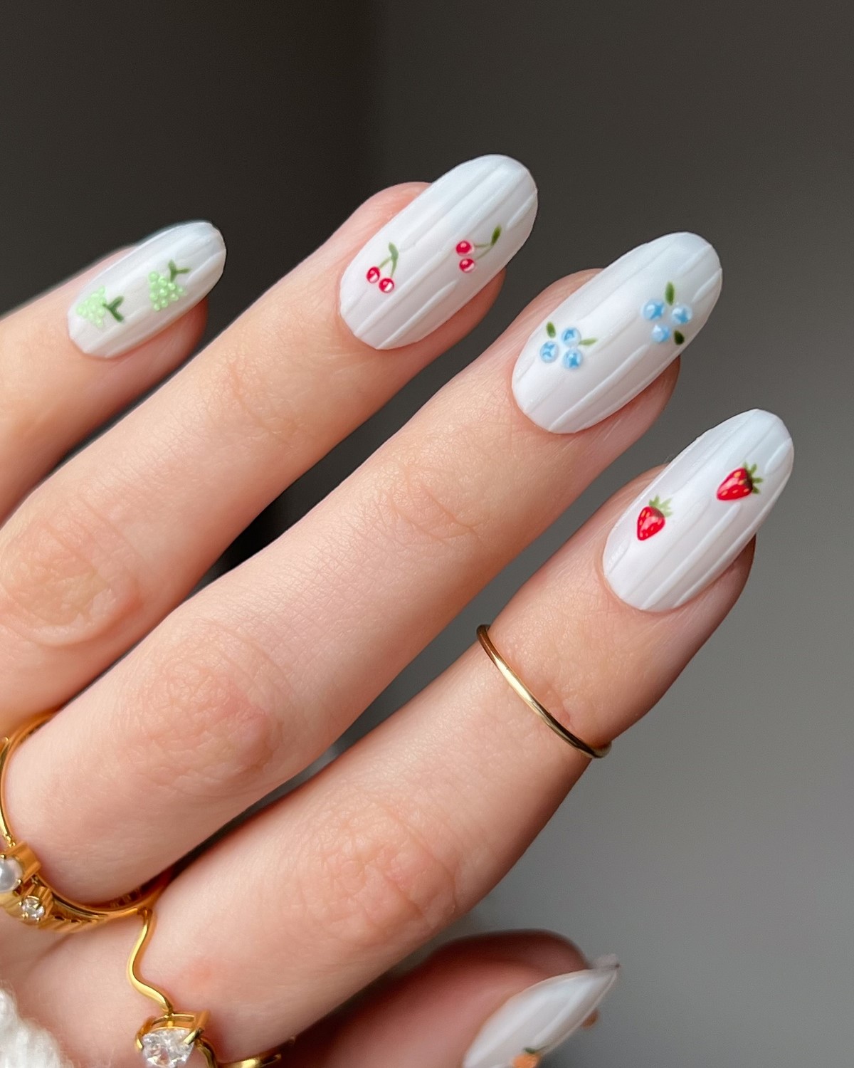 Маникюр на апрель 2026: 12 идей уже в тренде