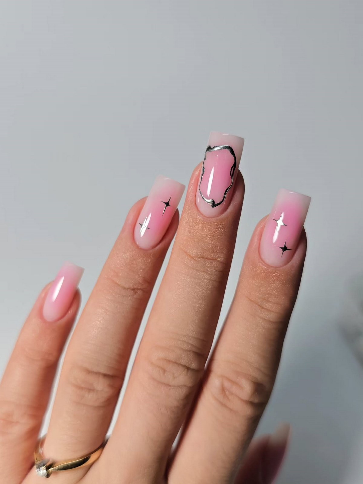 Нюдовый маникюр весны 2026: оттенки, которые носят со всем