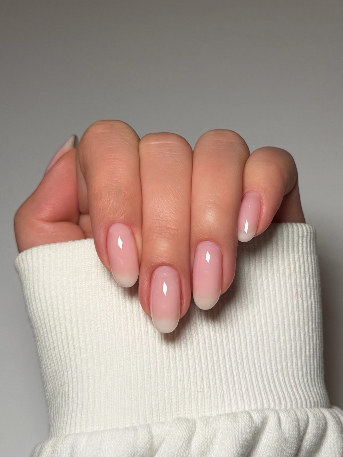 Прозрачный маникюр становится главным трендом весны 2026