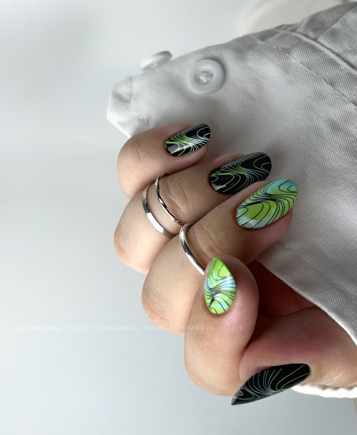 Зеленый маникюр весны 2026: оттенок, который освежает руки