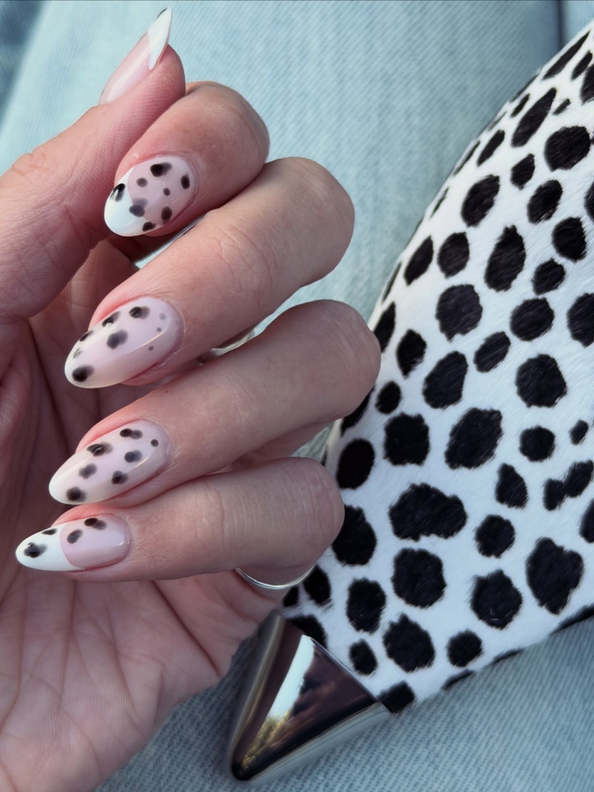 Далматинский маникюр весны 2026: черно-белый тренд в моде