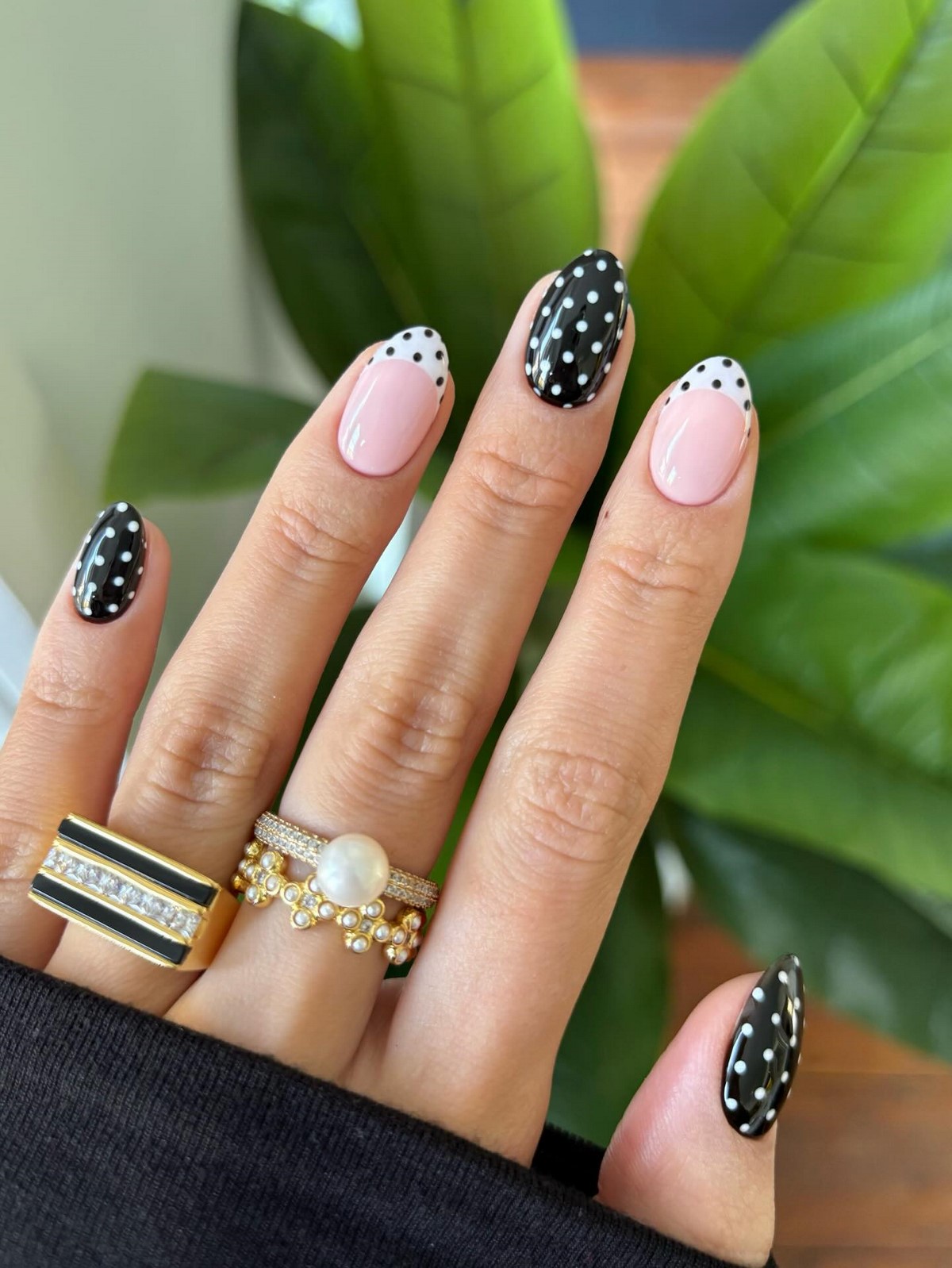 Двухцветный маникюр весны 2026: трендовые дуэты оттенков