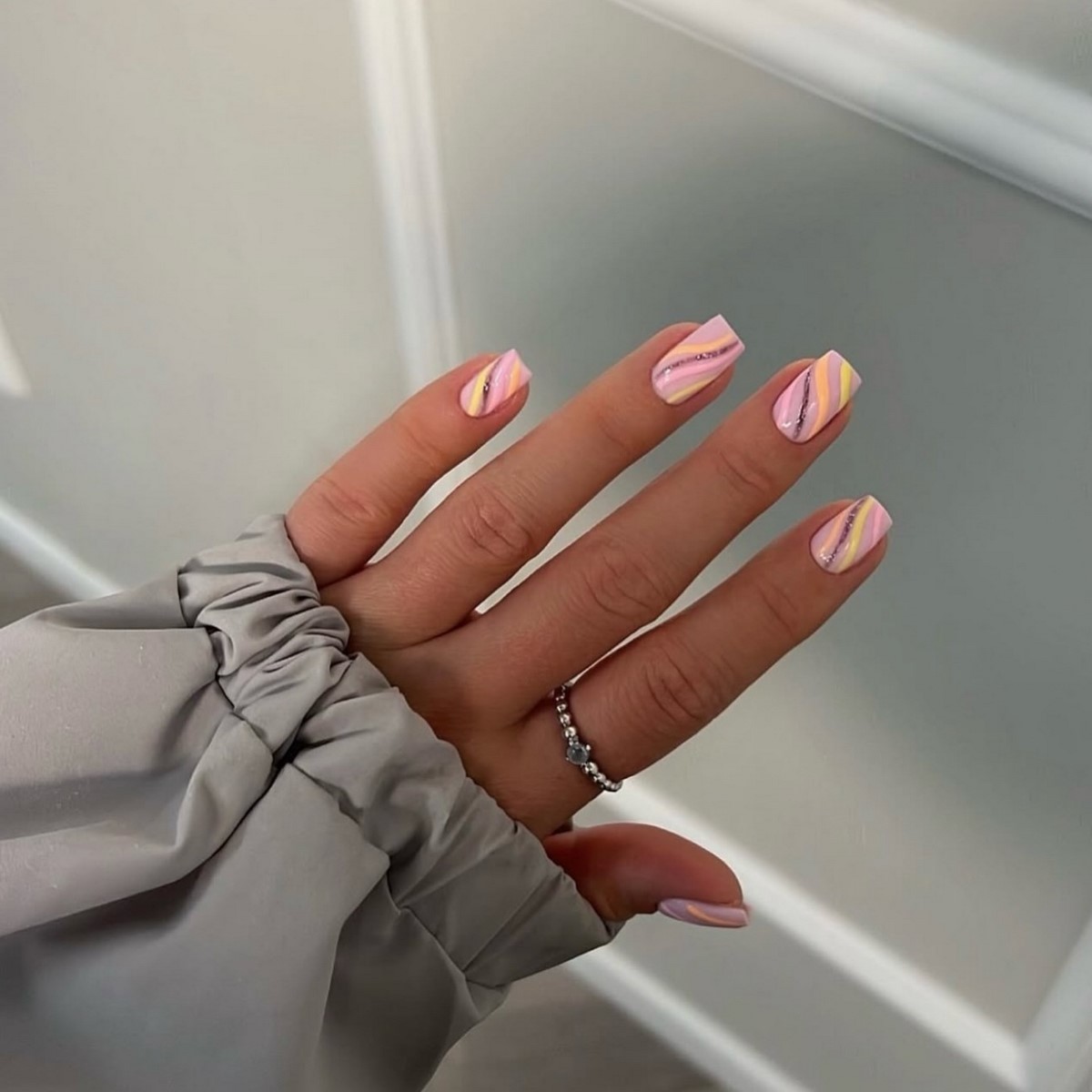 Весна 2026: почему короткий маникюр в моде