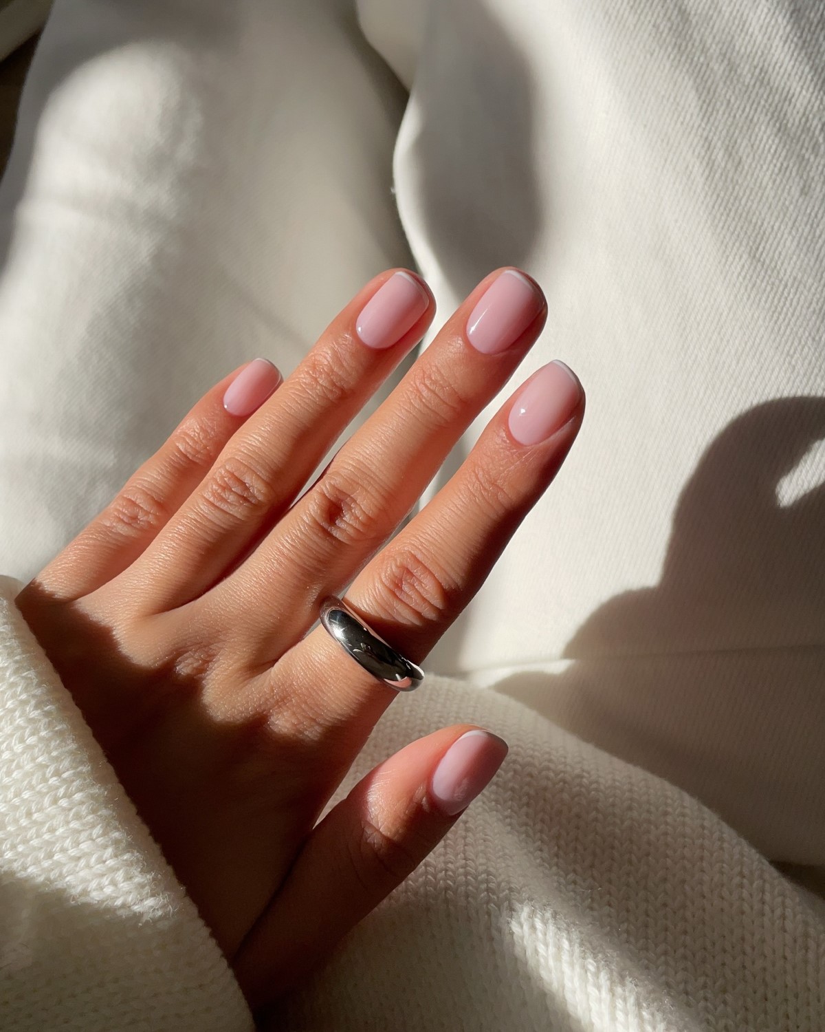 Квадратный маникюр весны 2026: форма снова в центре внимания