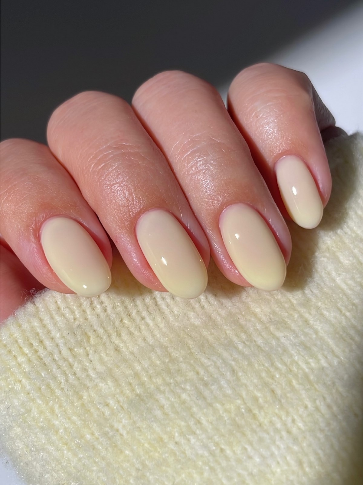 Желтый маникюр весны 2026: масло, солнце и стиль