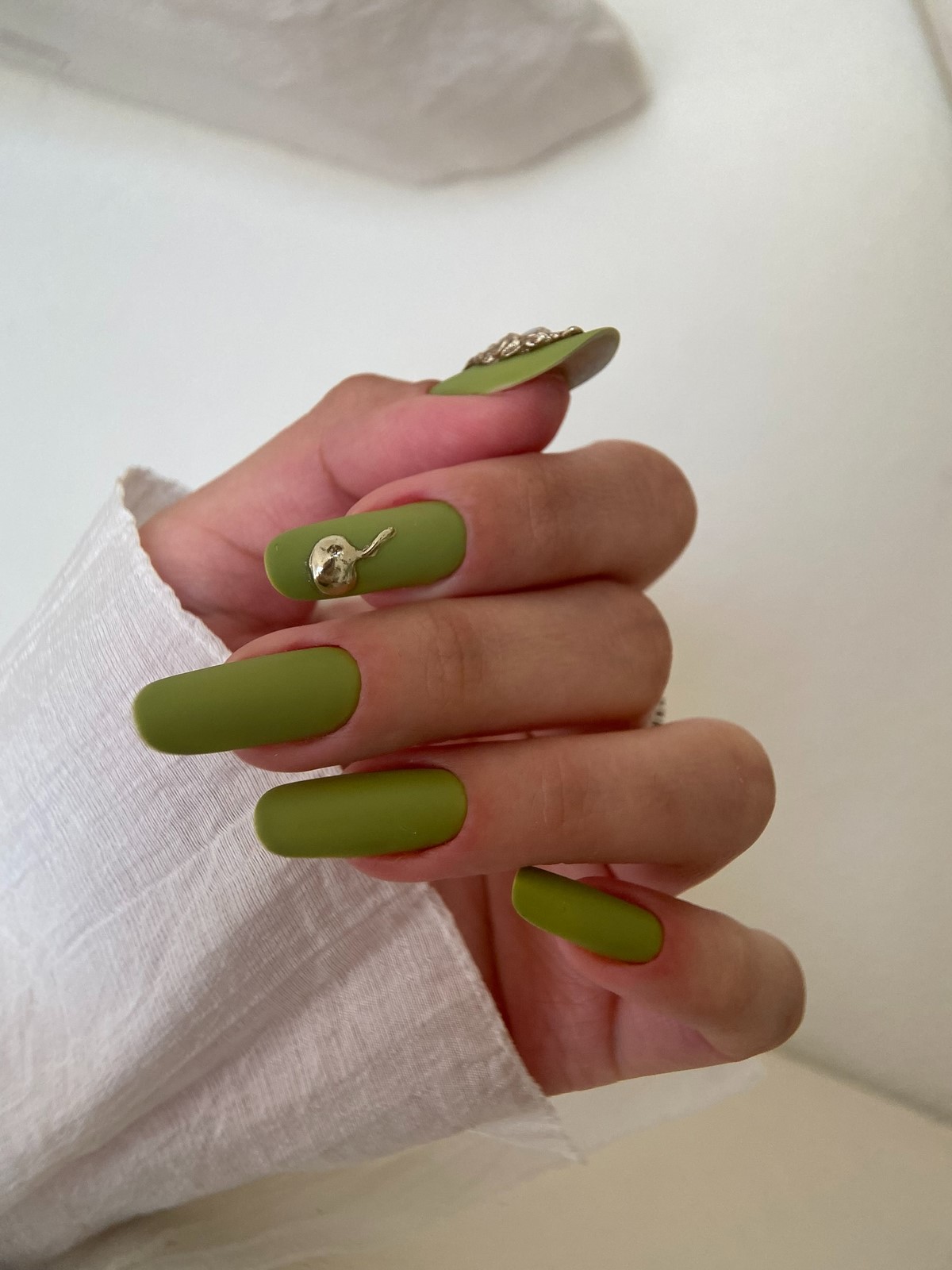Зеленый маникюр весны 2026: оттенок, который освежает руки